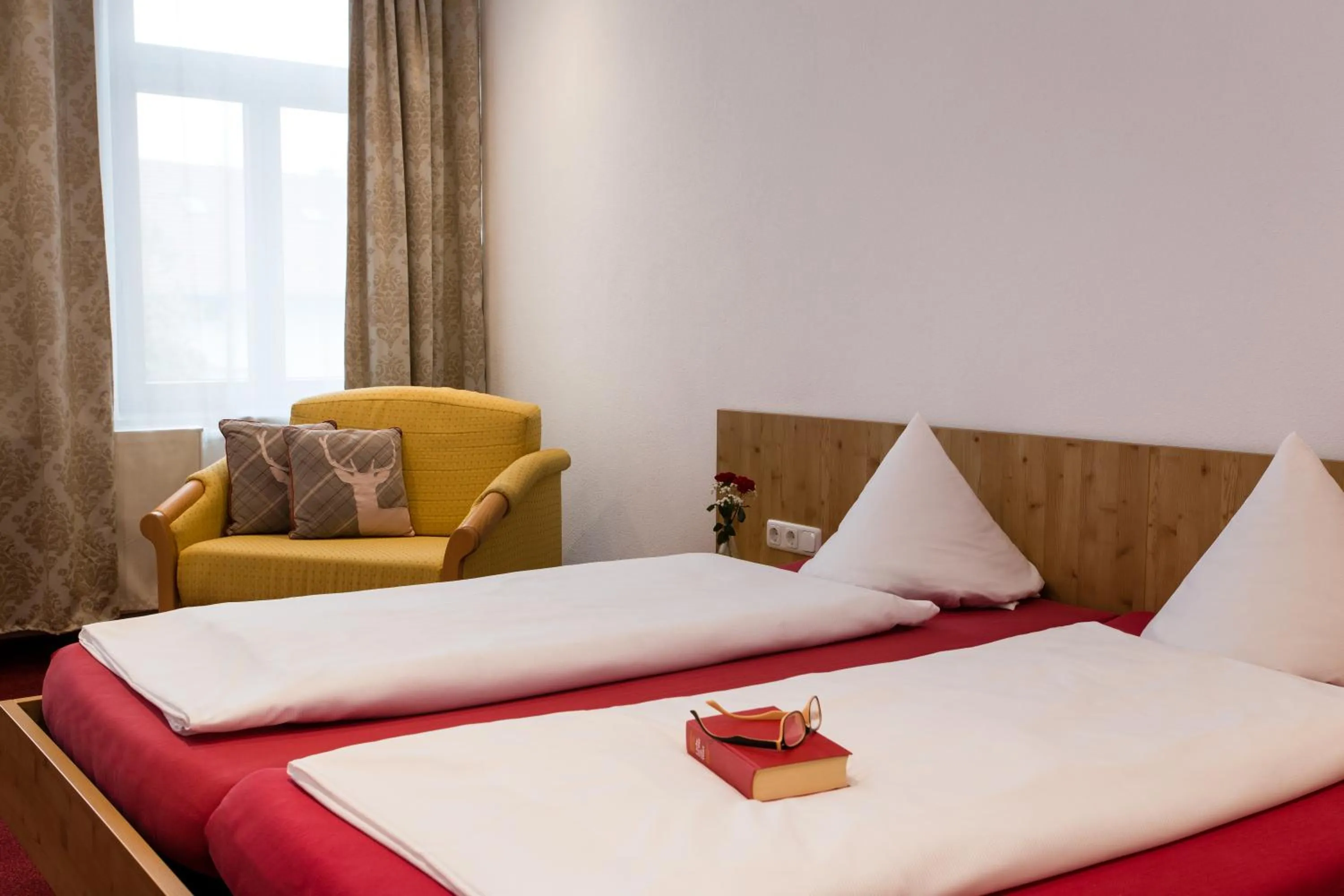 Bedroom, Bed in Gasthof zum Hirsch