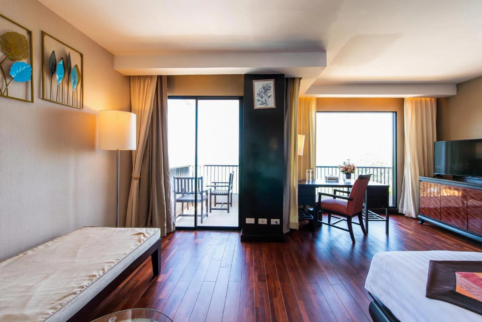 Balcony/Terrace, Bed in Garden Cliff Resort And Spa