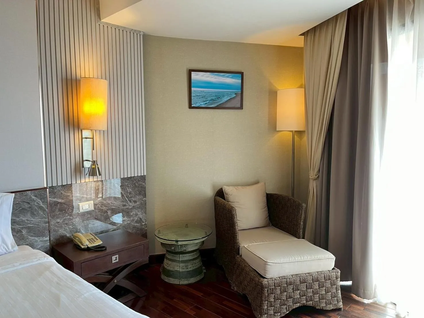 Seating area, Bed in Garden Cliff Resort And Spa