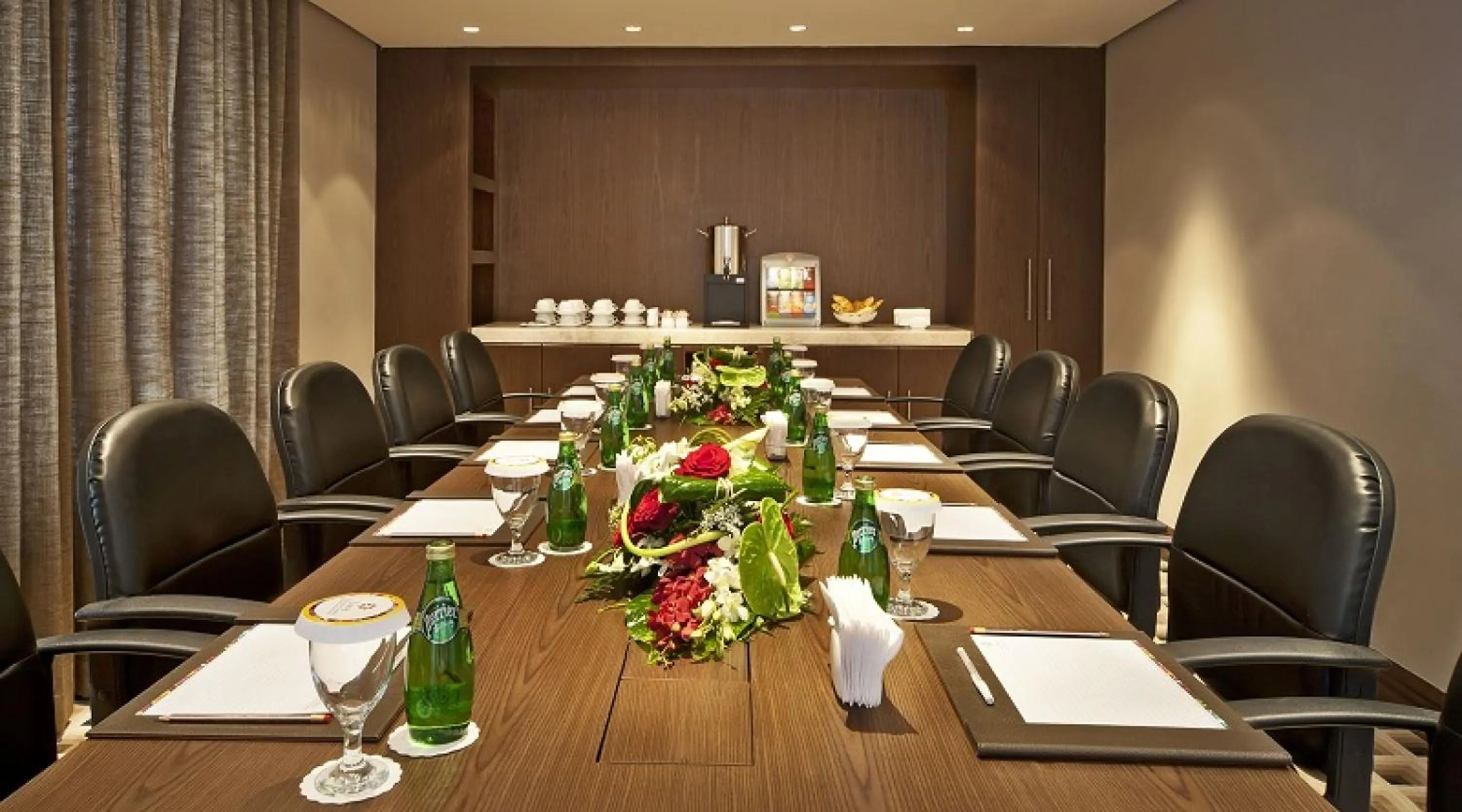Meeting/conference room in Oaks Liwa Executive Suites