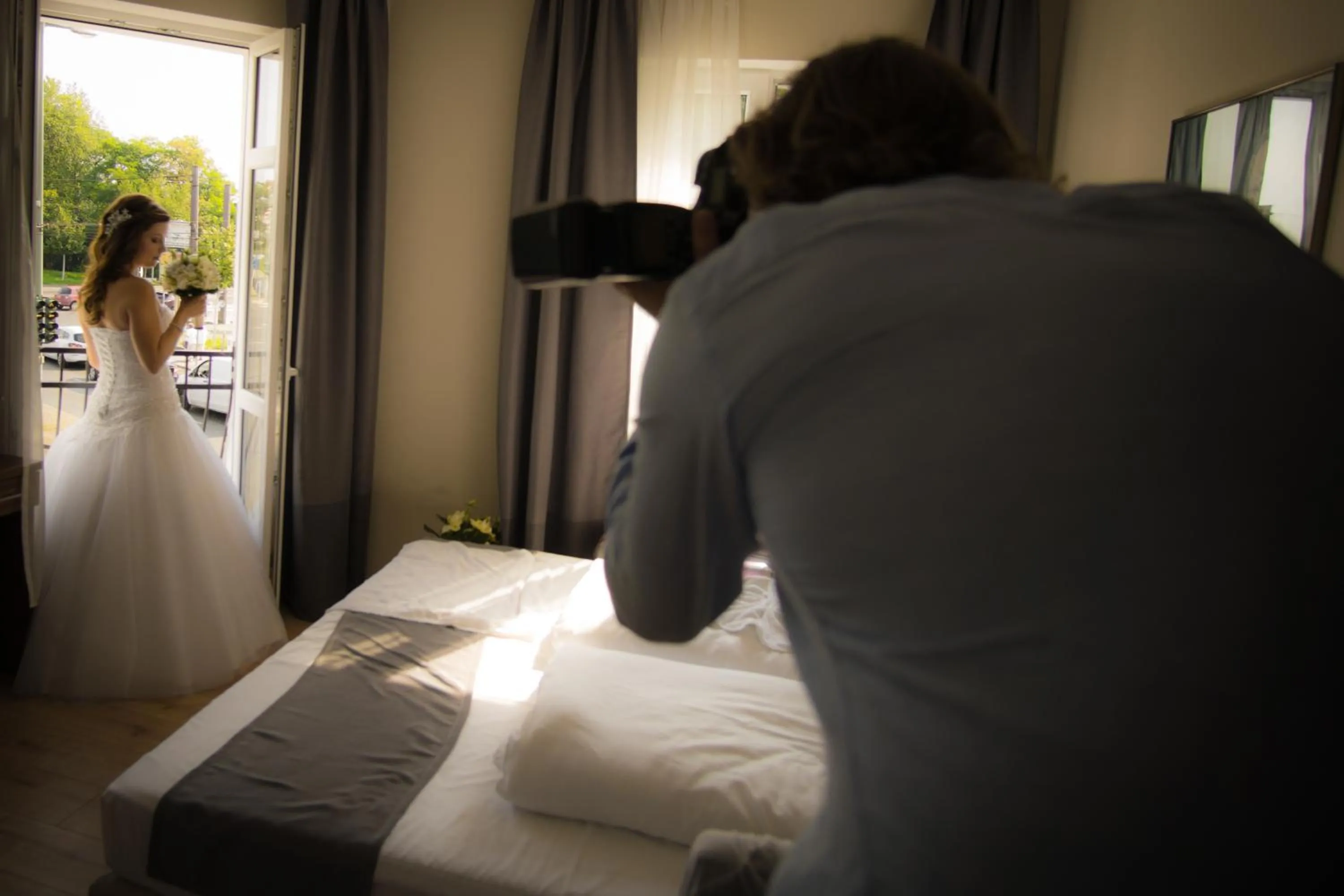 City view, Bed in Hotel Bett und Buch