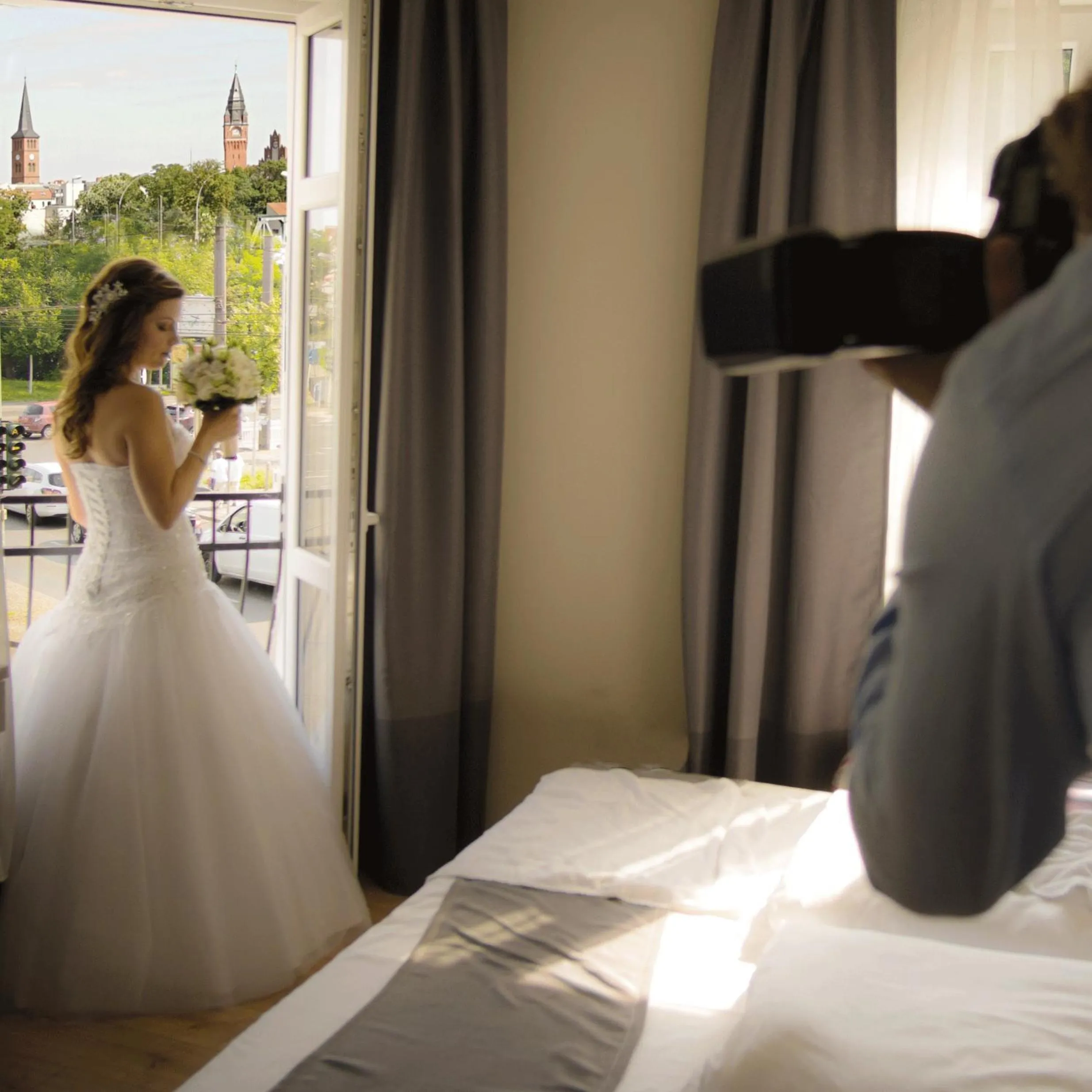 People, Bed in Hotel Bett und Buch