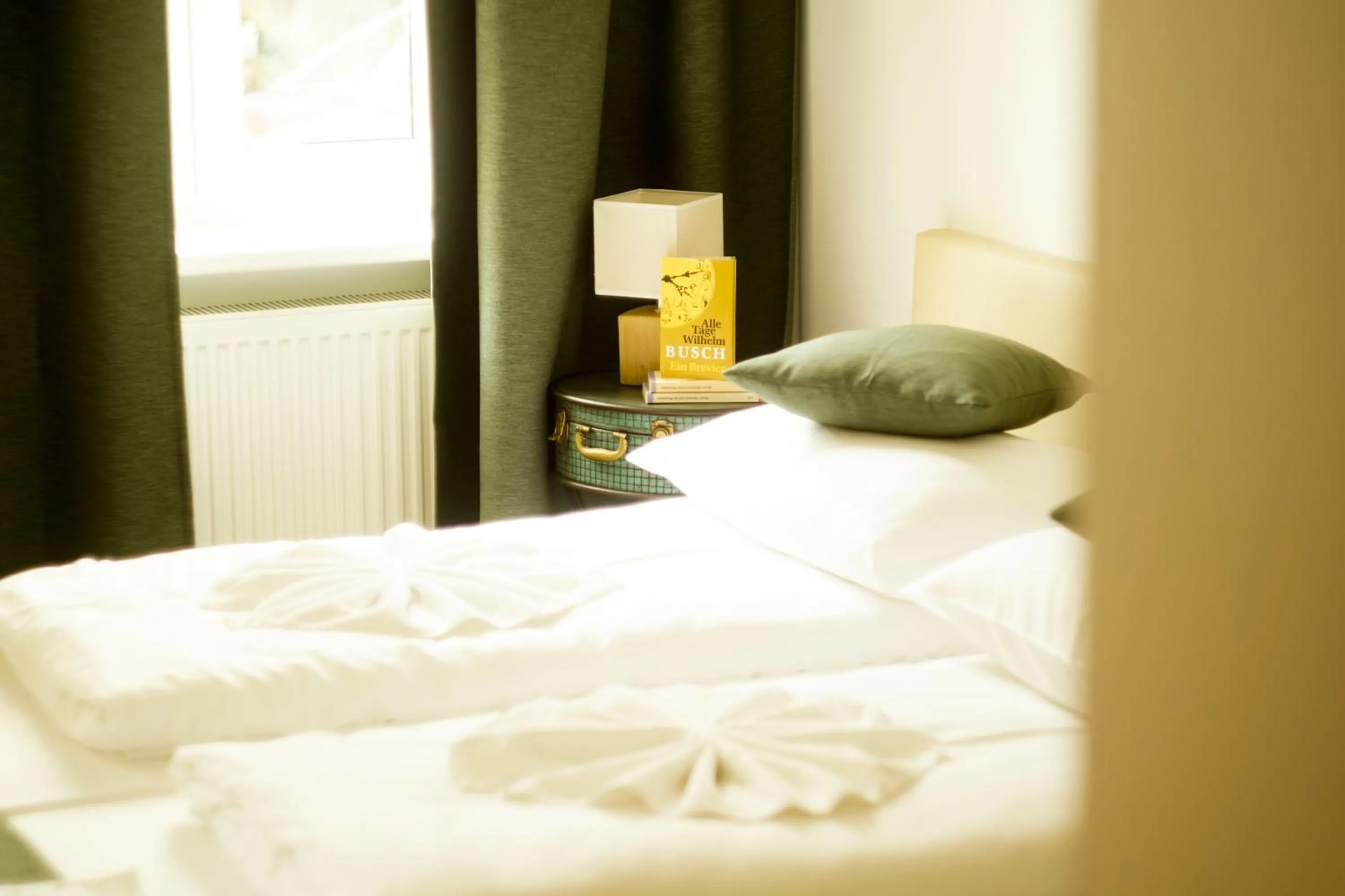 Bed in Hotel Bett und Buch