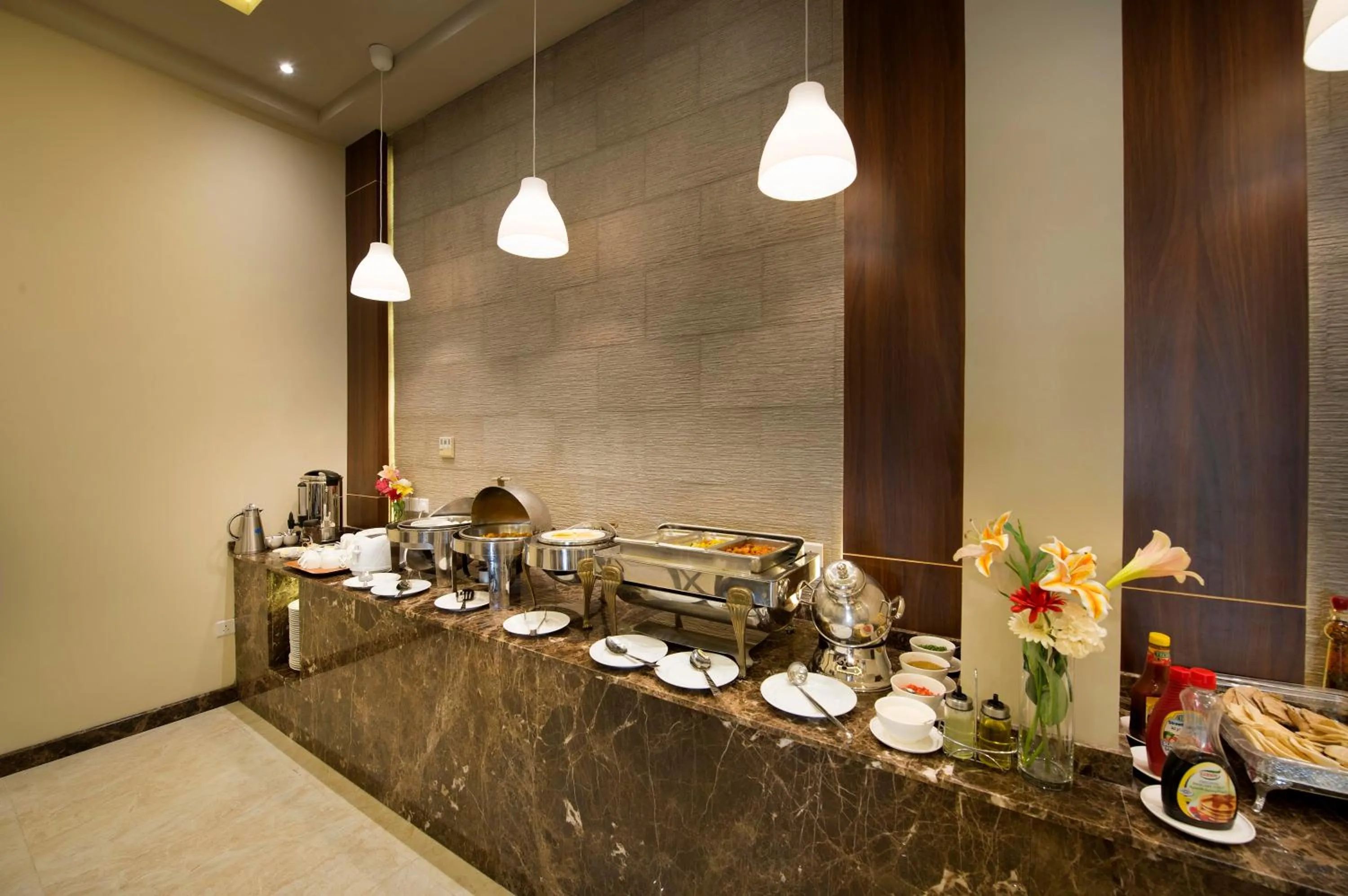 Restaurant/places to eat in Lily Hotel Suite Mubarraz