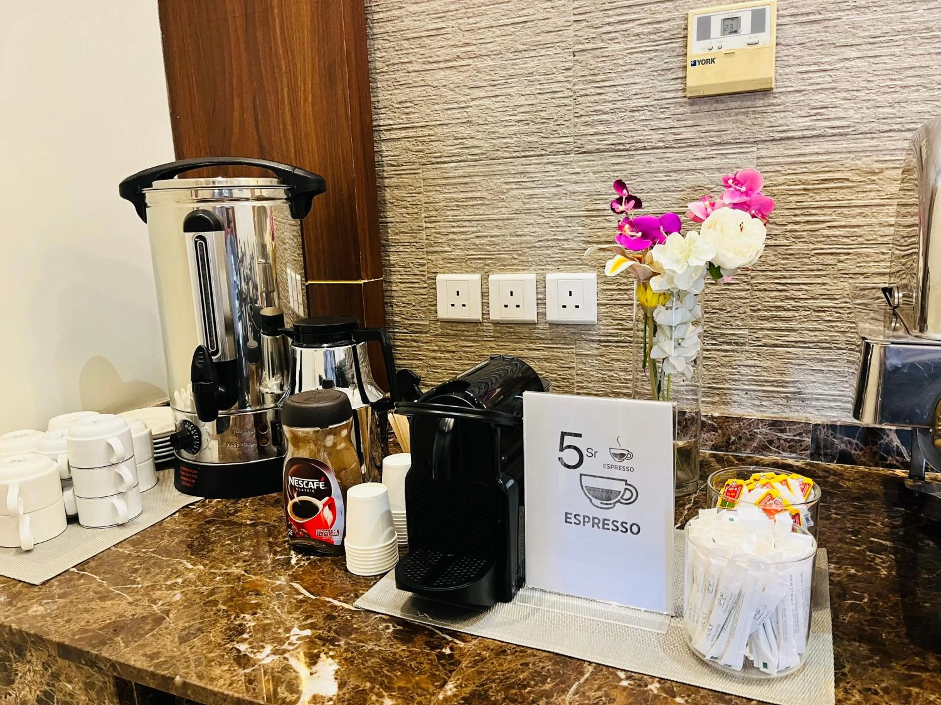 Restaurant/places to eat in Lily Hotel Suite Mubarraz