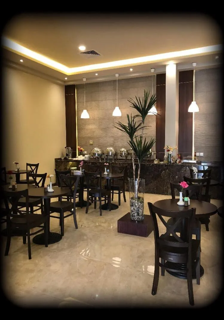 Restaurant/places to eat in Lily Hotel Suite Mubarraz