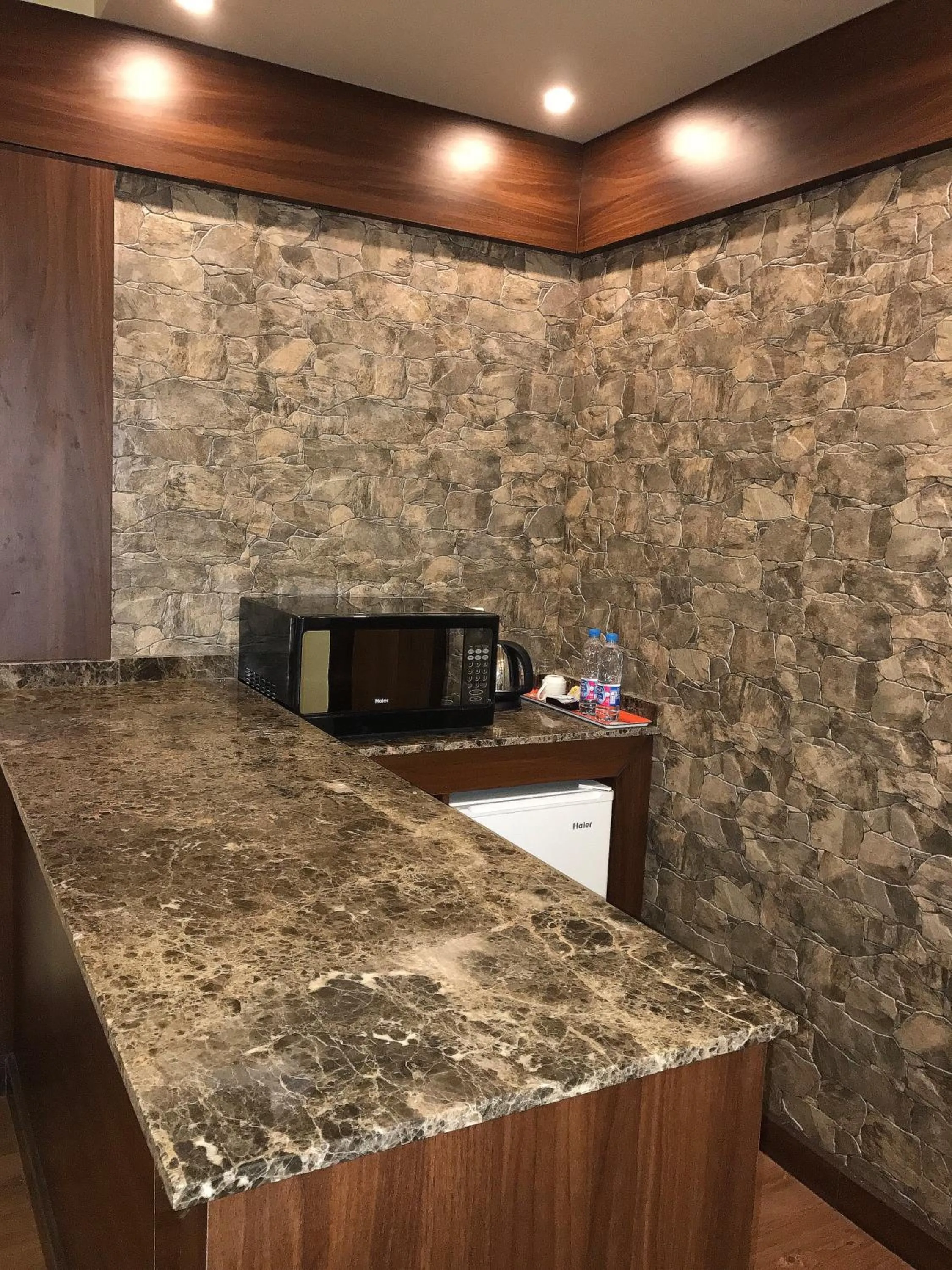 Kitchen or kitchenette in Lily Hotel Suite Mubarraz