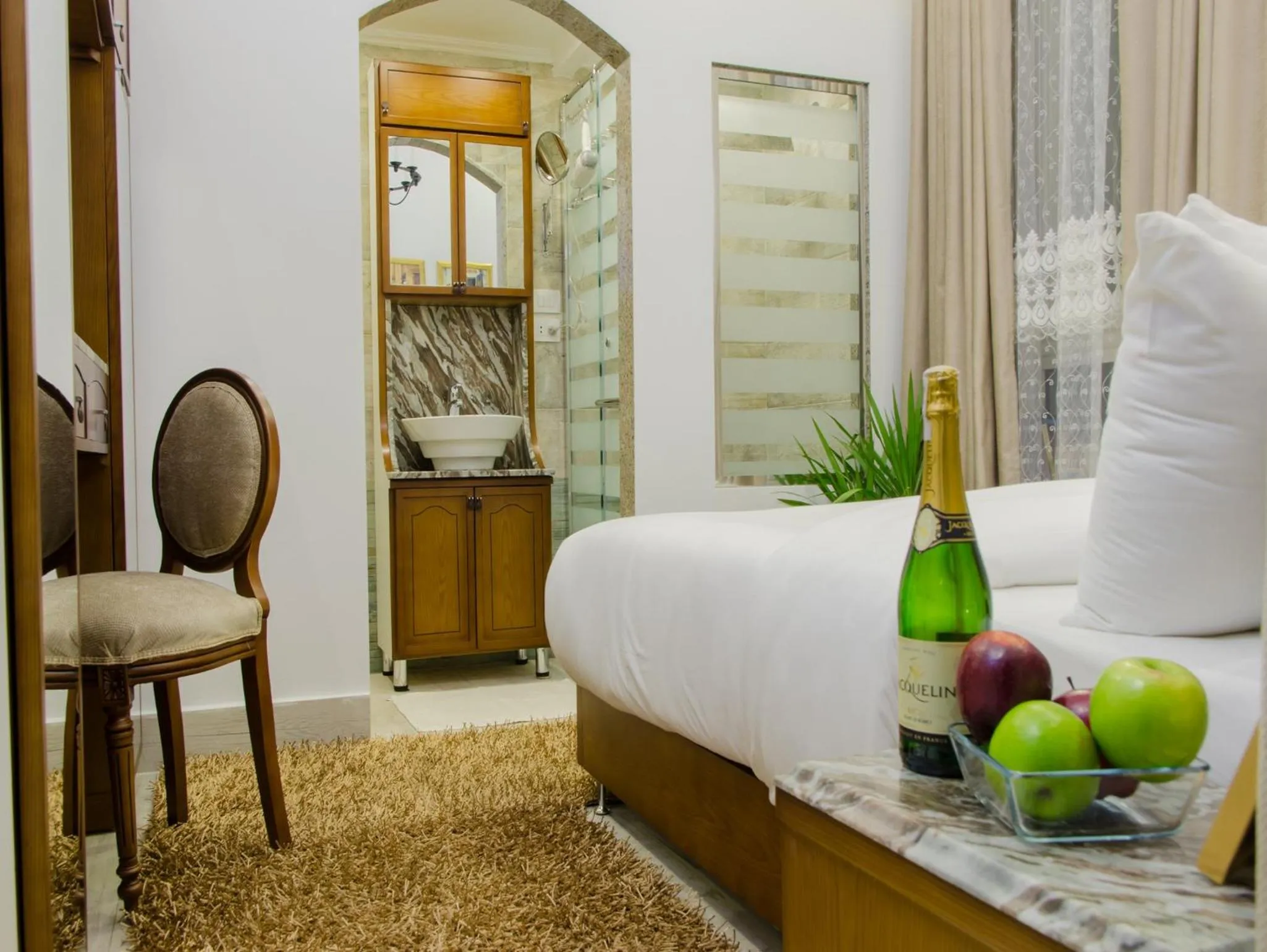 Photo of the whole room, Bed in Paris Hotel Cairo