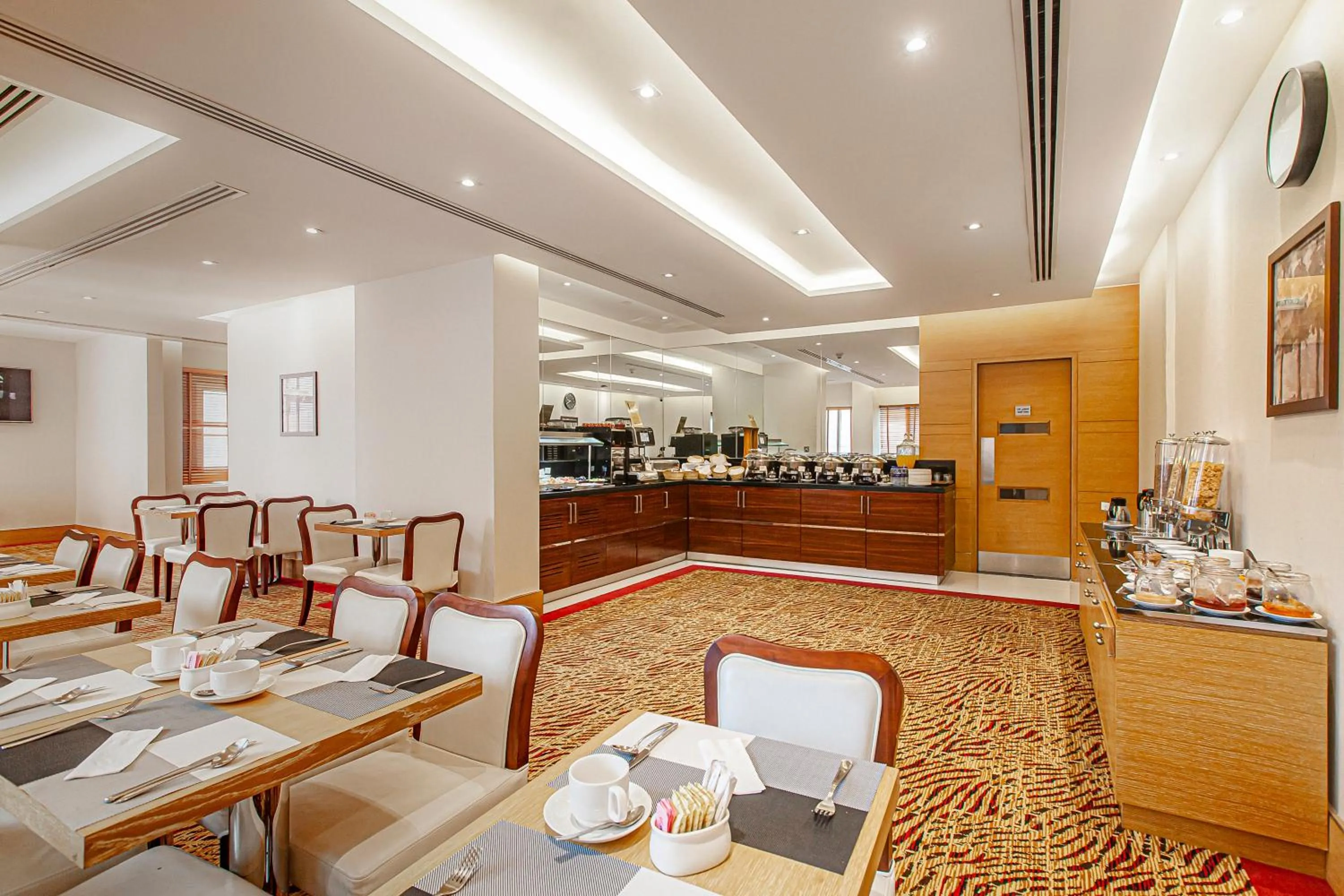 Restaurant/places to eat in Golden Sands Hotel & Residences