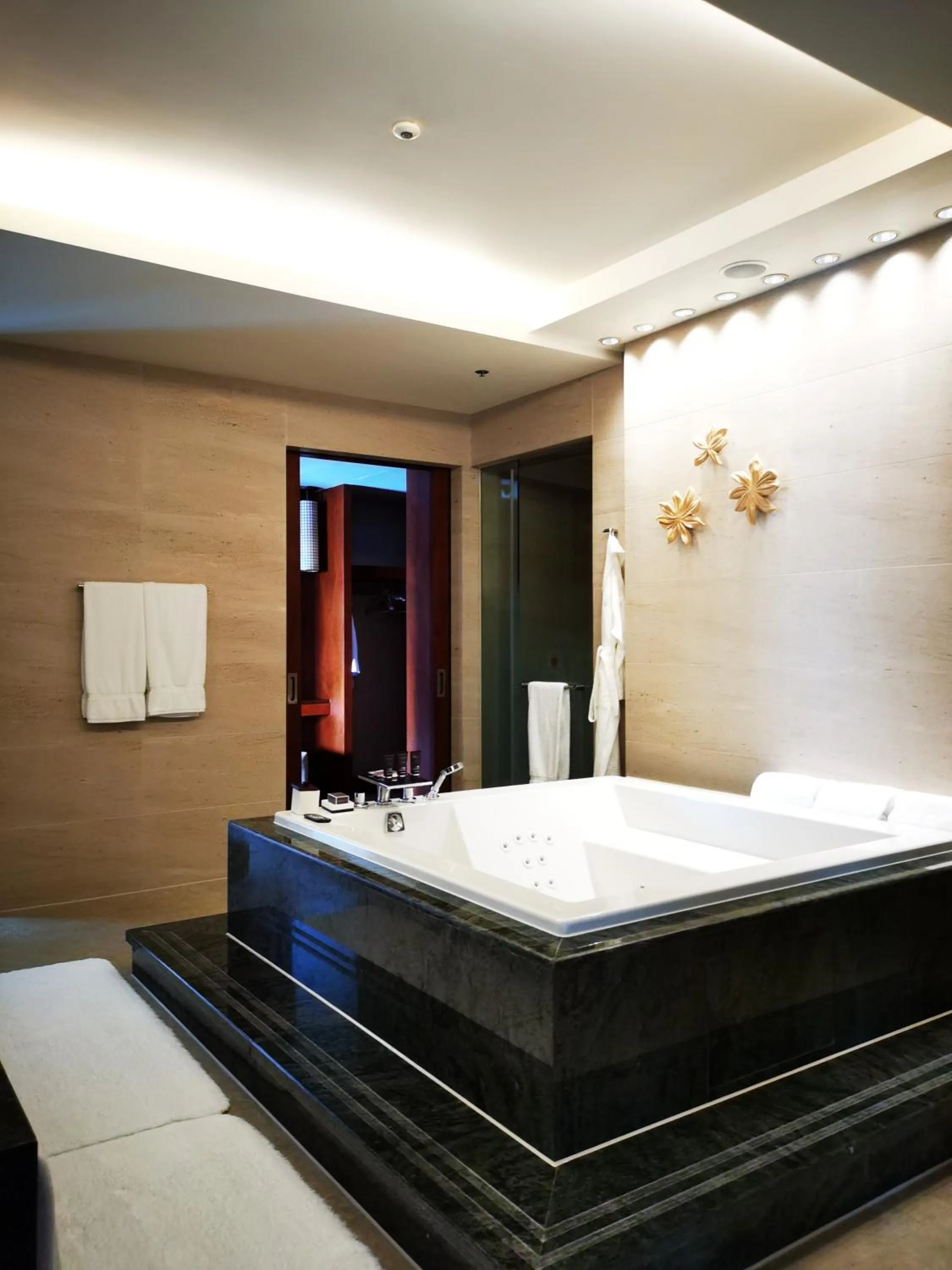 Toilet, Bed in The Ritz-Carlton Sanya, Yalong Bay