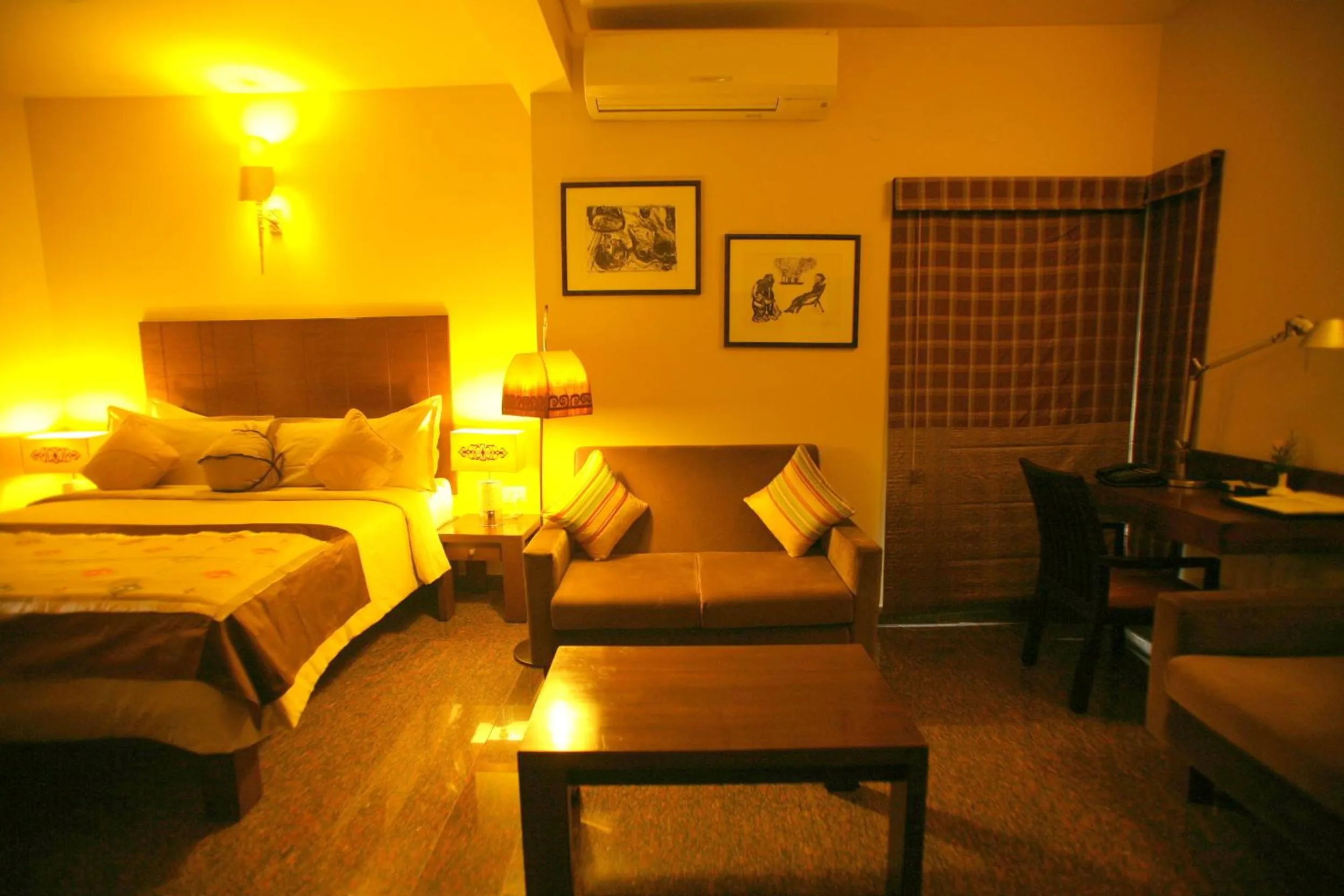 Seating area, Bed in juSTa Indiranagar