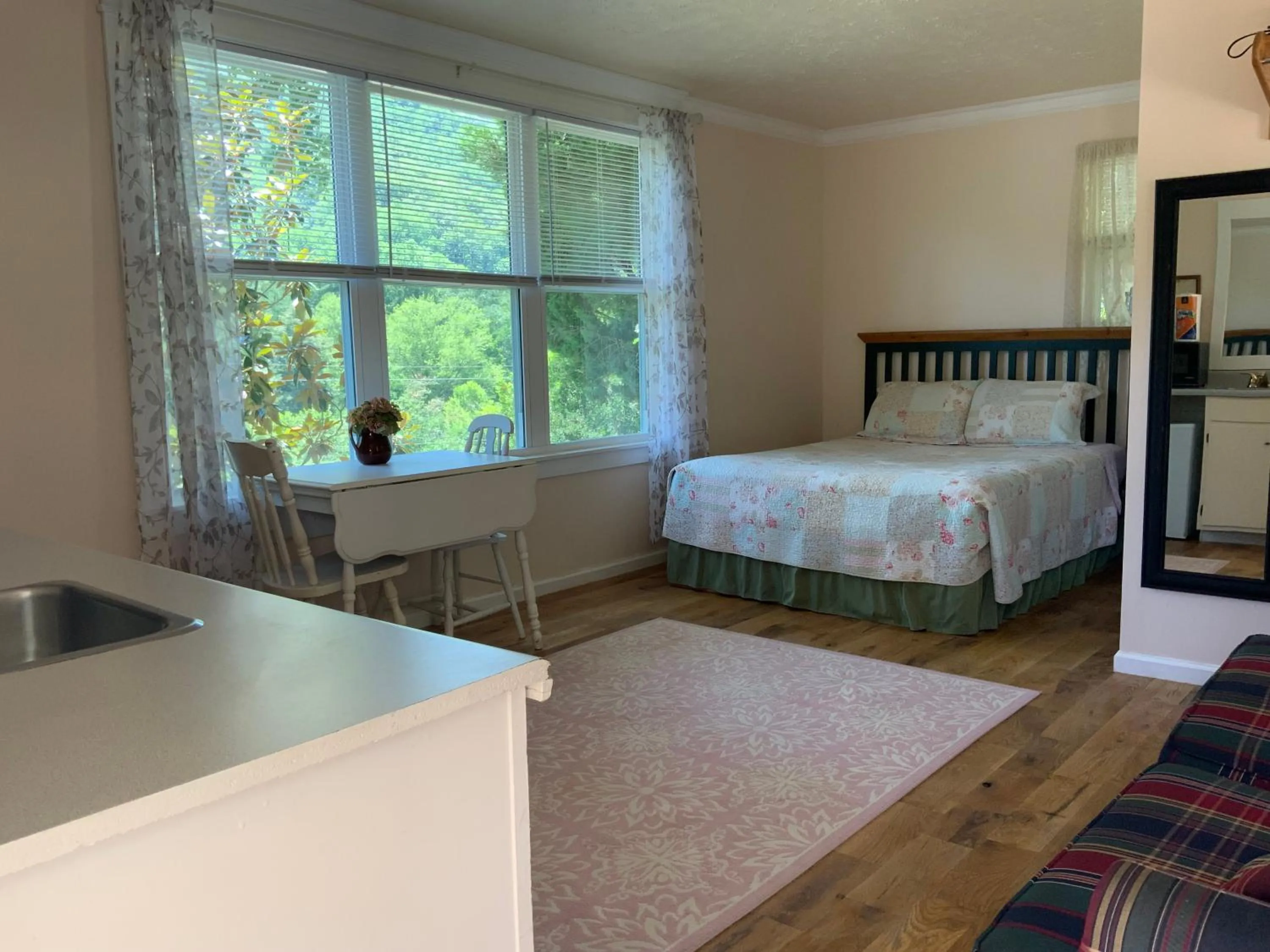 Bed in The Chimney Rock Inn & Cottages