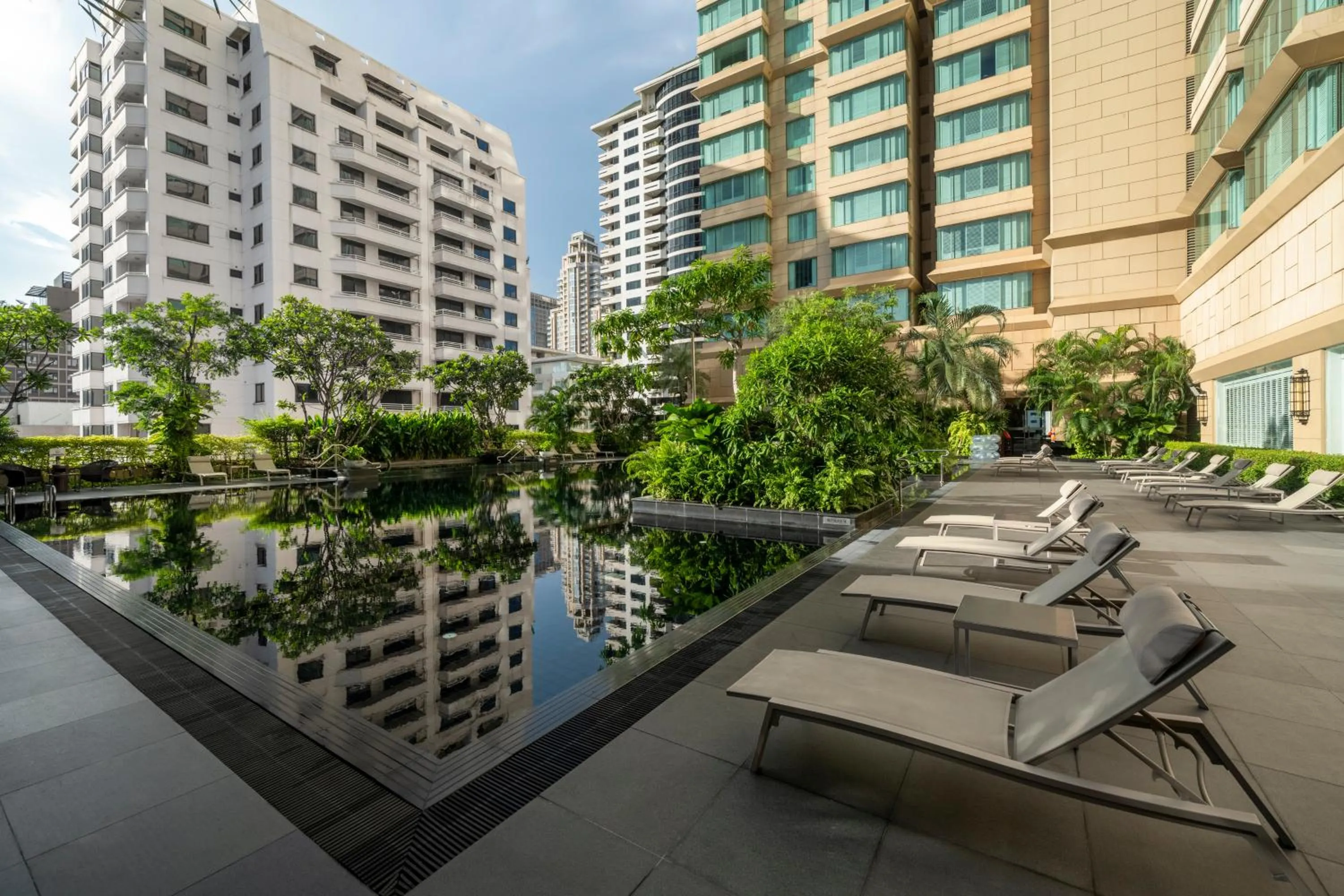 Swimming pool in Grande Centre Point Hotel Ratchadamri Bangkok