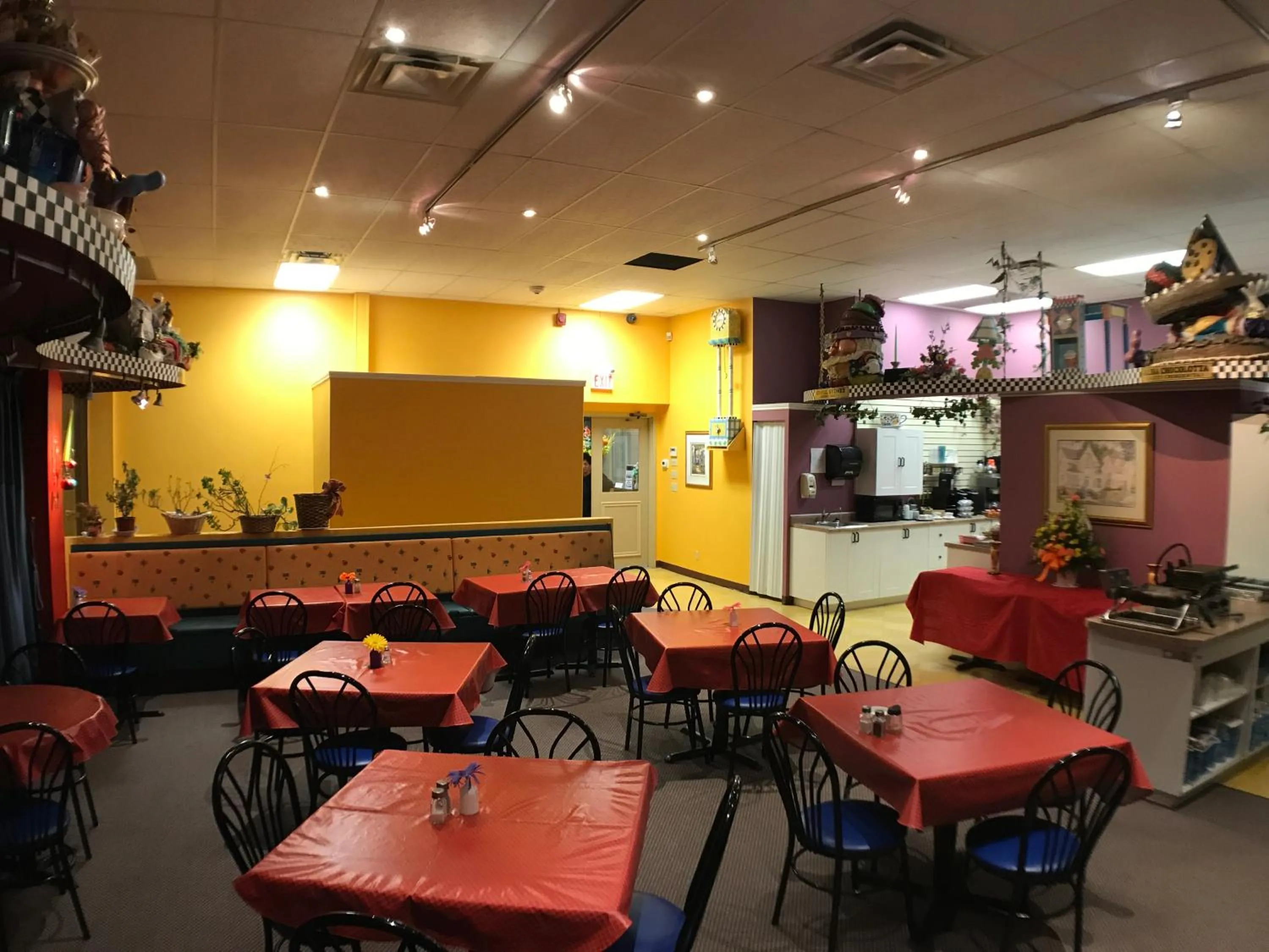 Restaurant/places to eat in Balsam Suites Boutique Inn & Residence