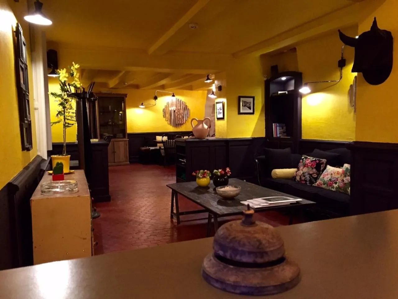 Communal lounge/ TV room in Le Jardin d'Emile