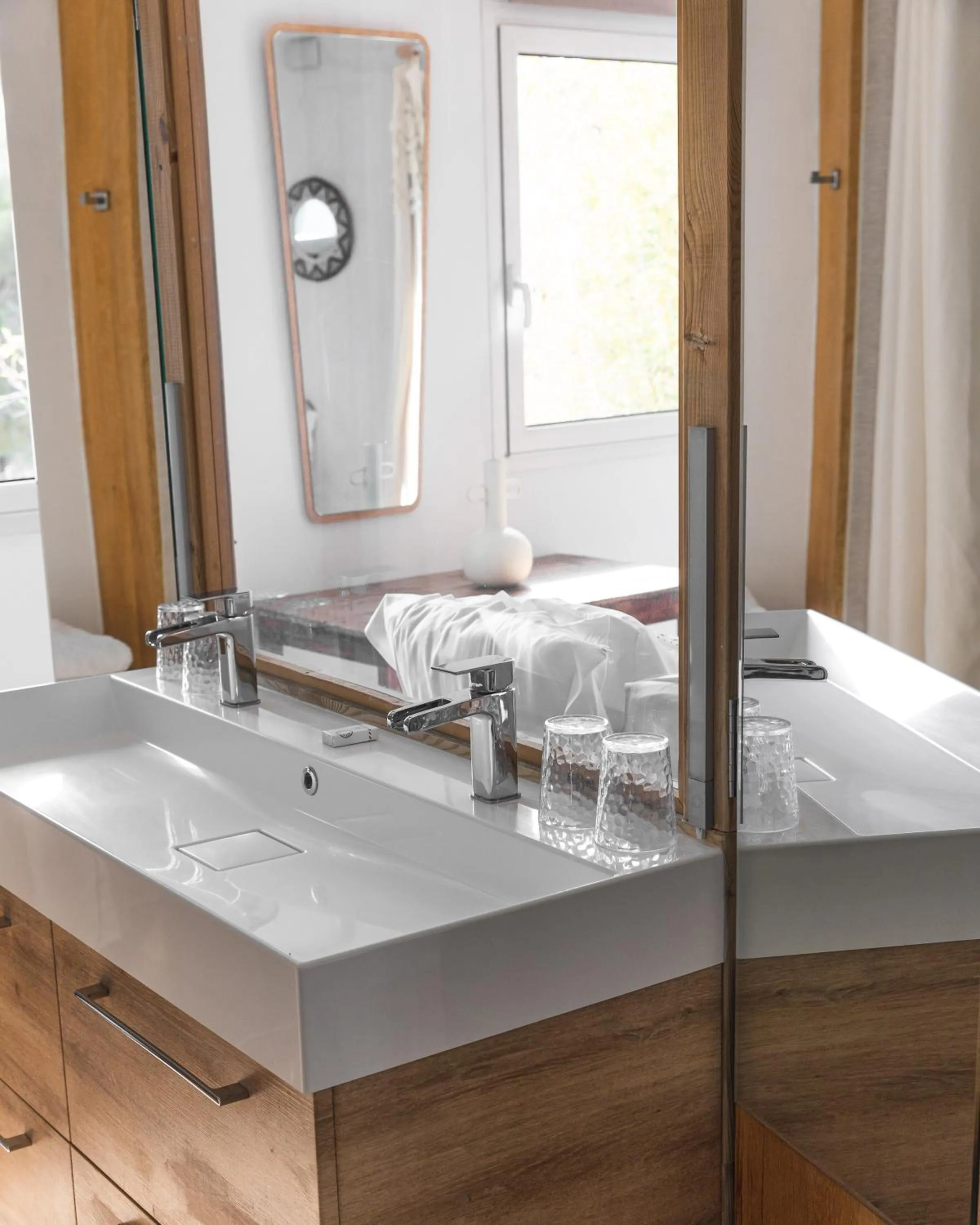 Bathroom, Bed in Hotel de La Plage - Mahogany