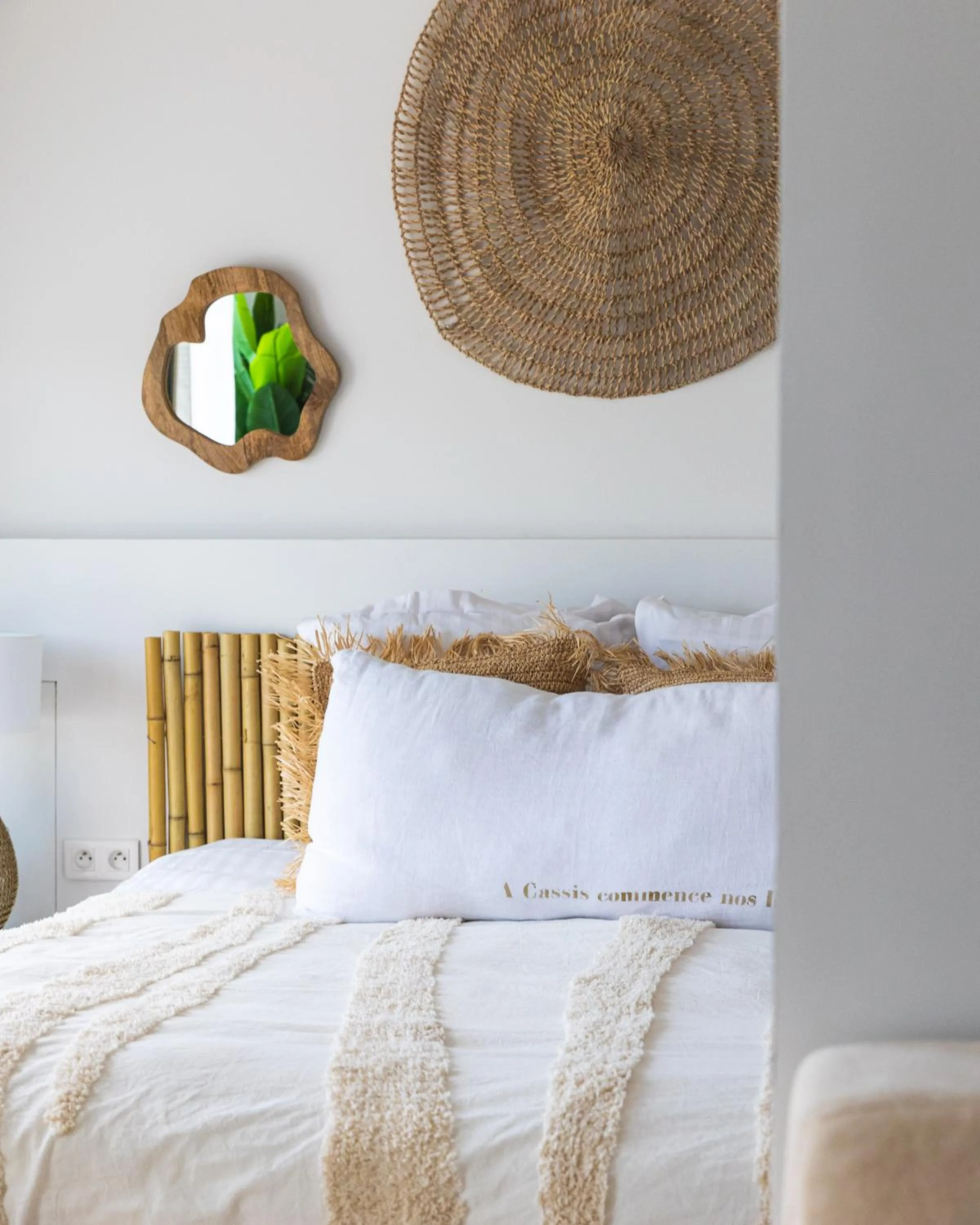 Bedroom, Bed in Hotel de La Plage - Mahogany