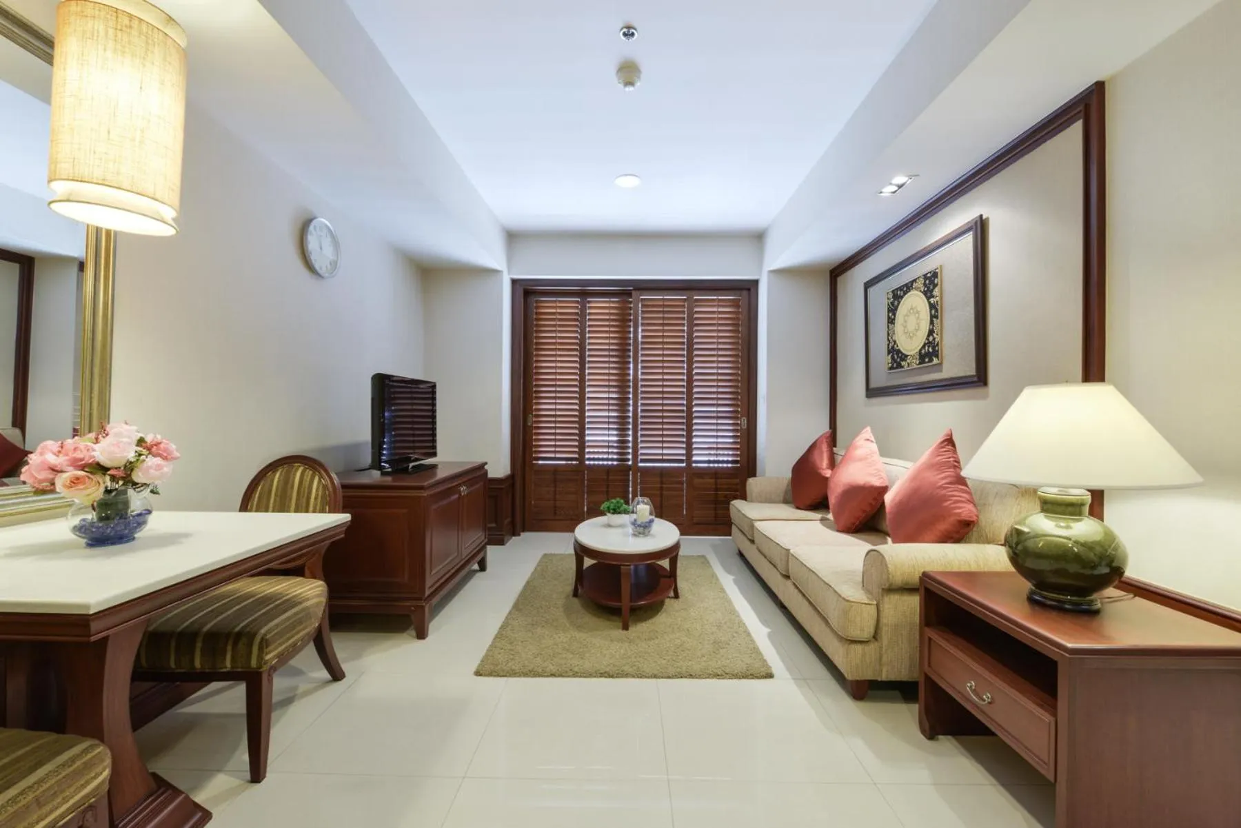 Seating area, Bed in Centre Point Sukhumvit Thong-Lo