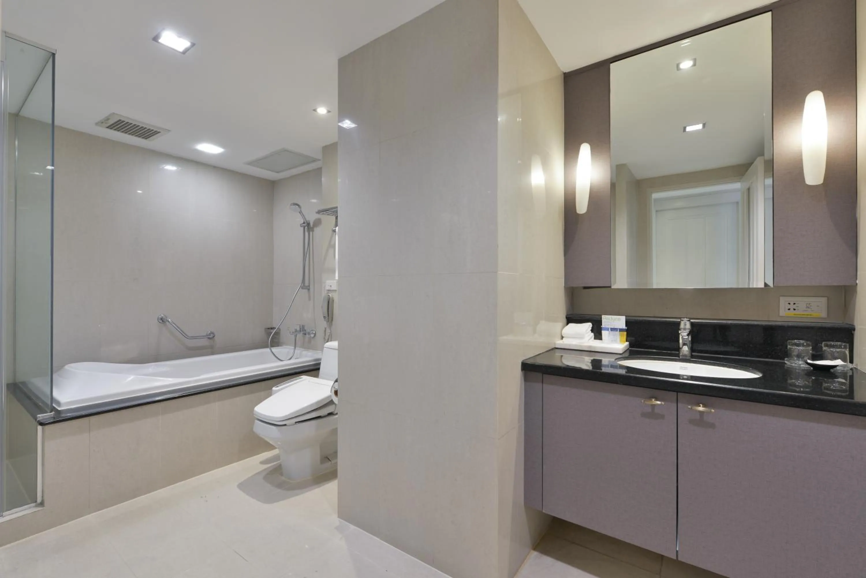 Shower in Centre Point Sukhumvit Thong-Lo