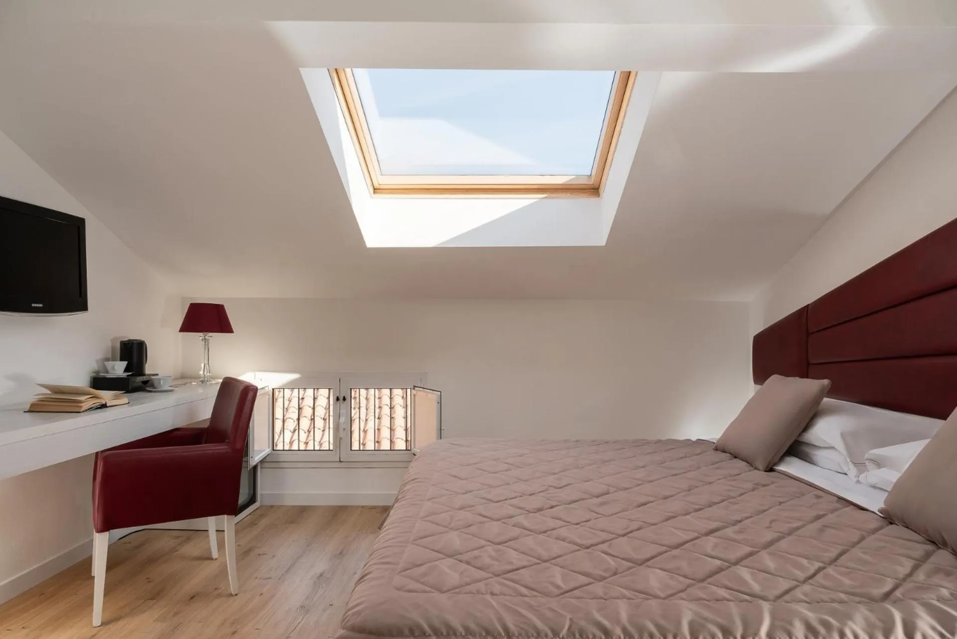 Photo of the whole room, Bed in Albergo Rossini 1936