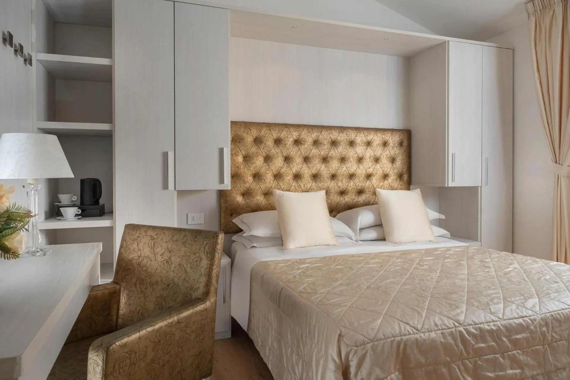 Photo of the whole room, Bed in Albergo Rossini 1936