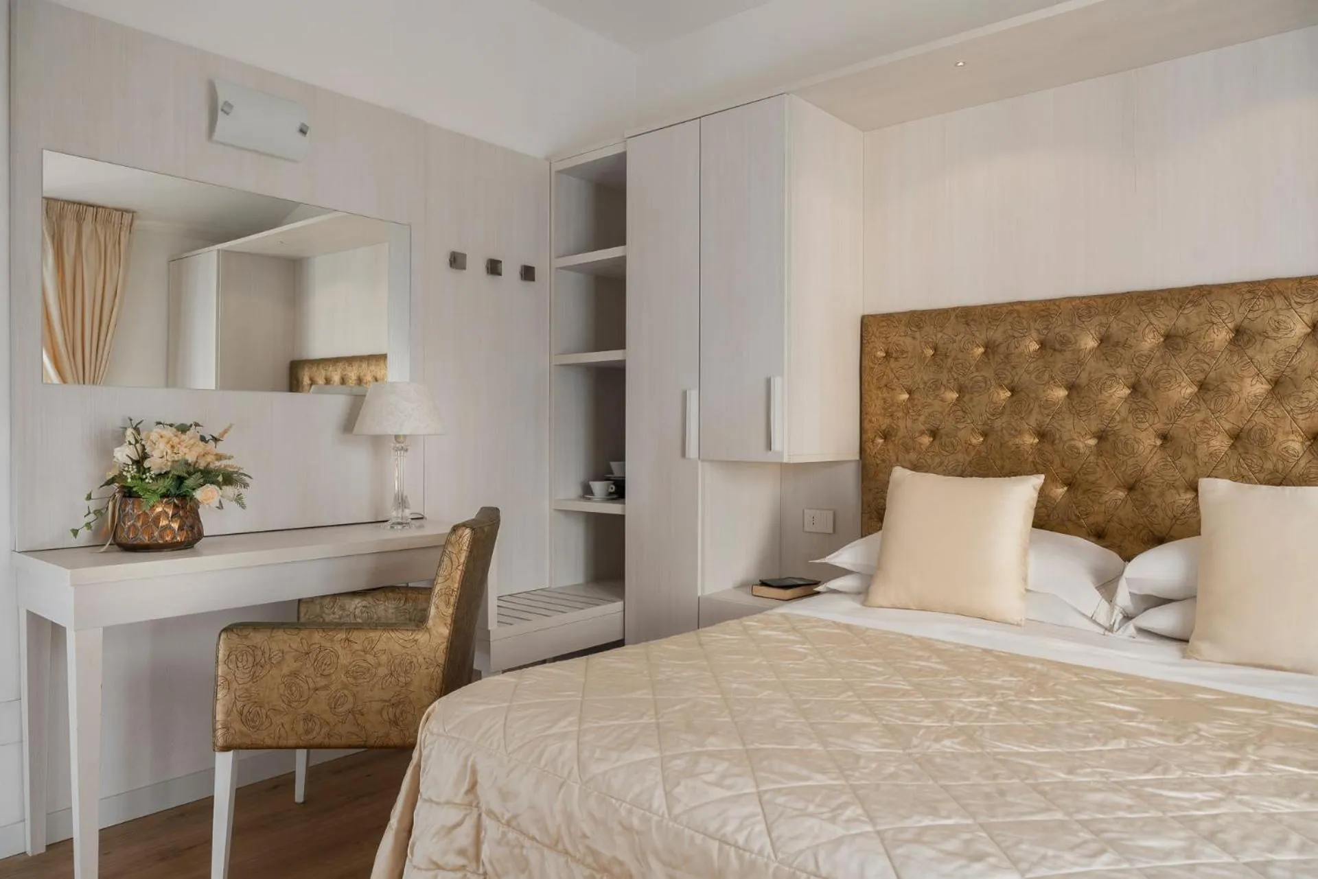 Photo of the whole room, Bed in Albergo Rossini 1936