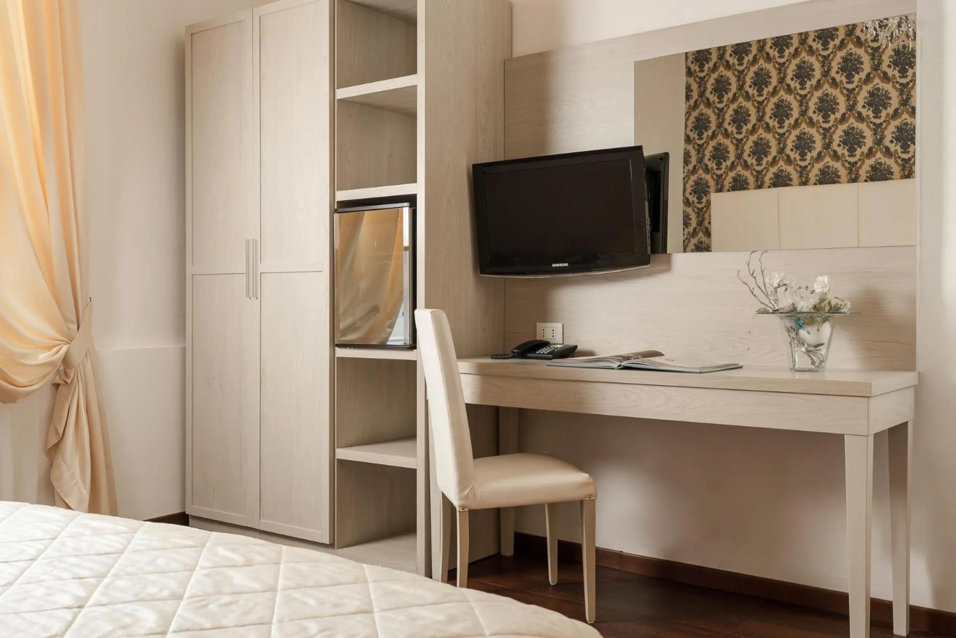 TV and multimedia, Bed in Albergo Rossini 1936