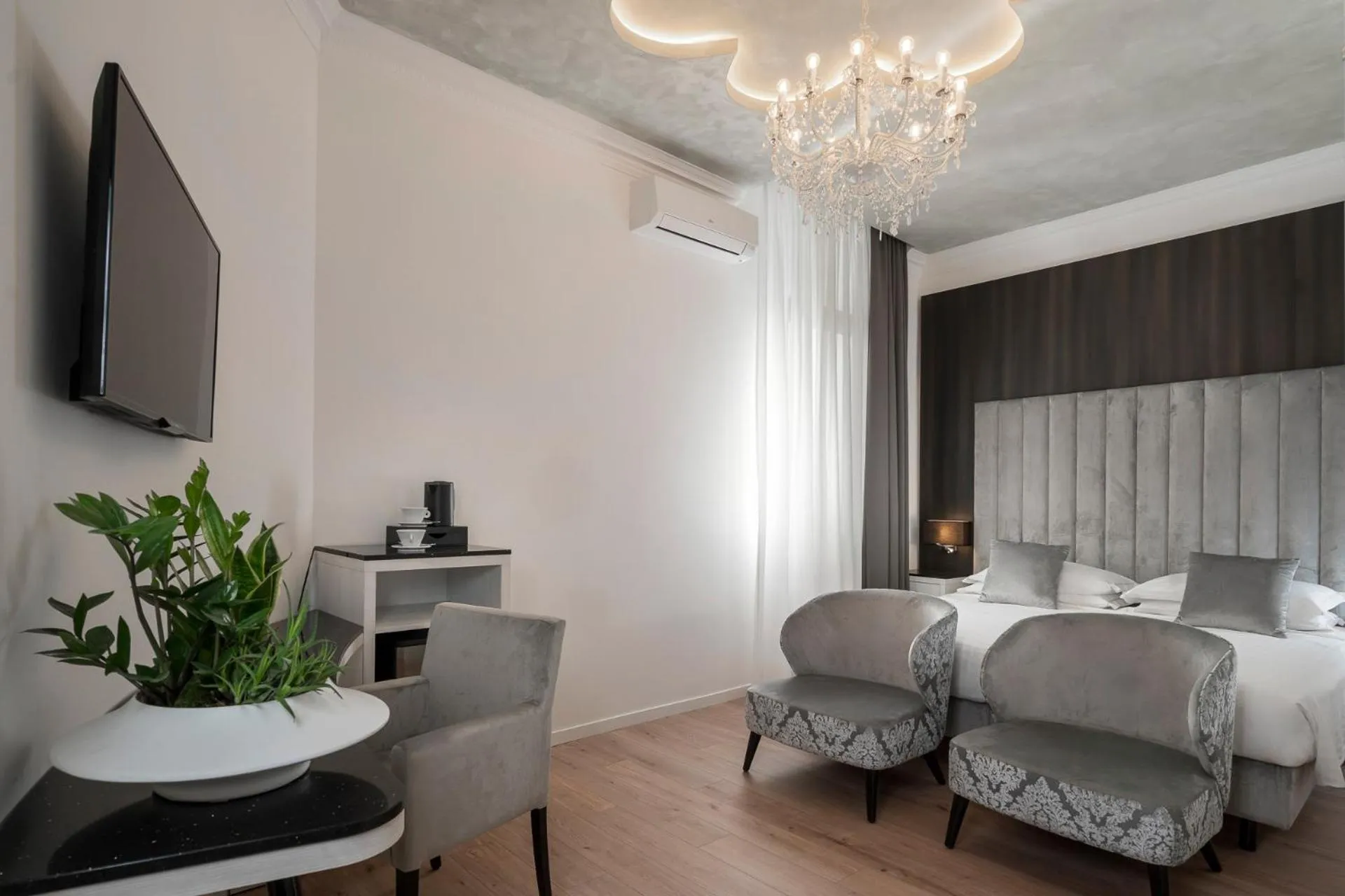 Photo of the whole room, Bed in Albergo Rossini 1936