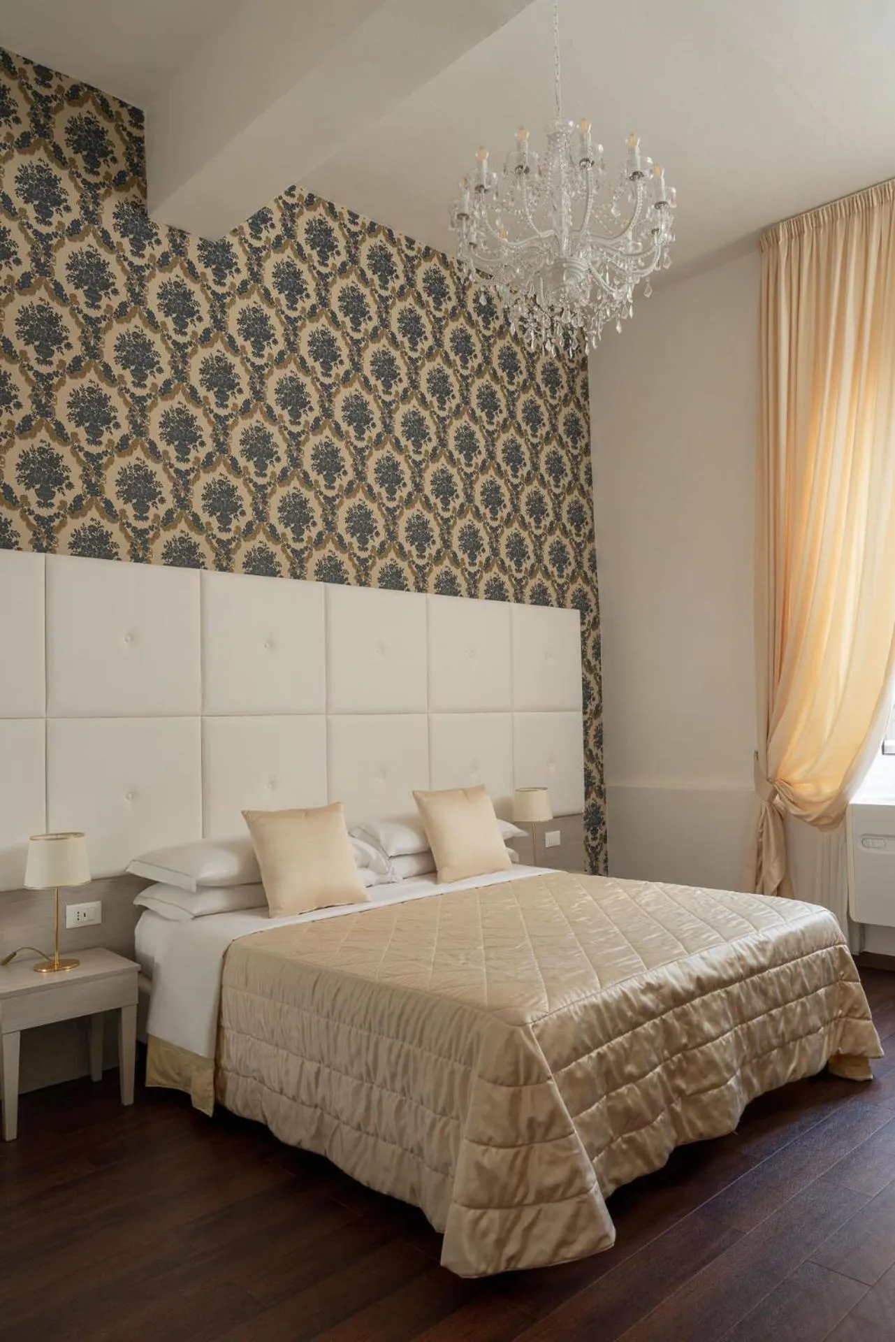 Photo of the whole room, Bed in Albergo Rossini 1936