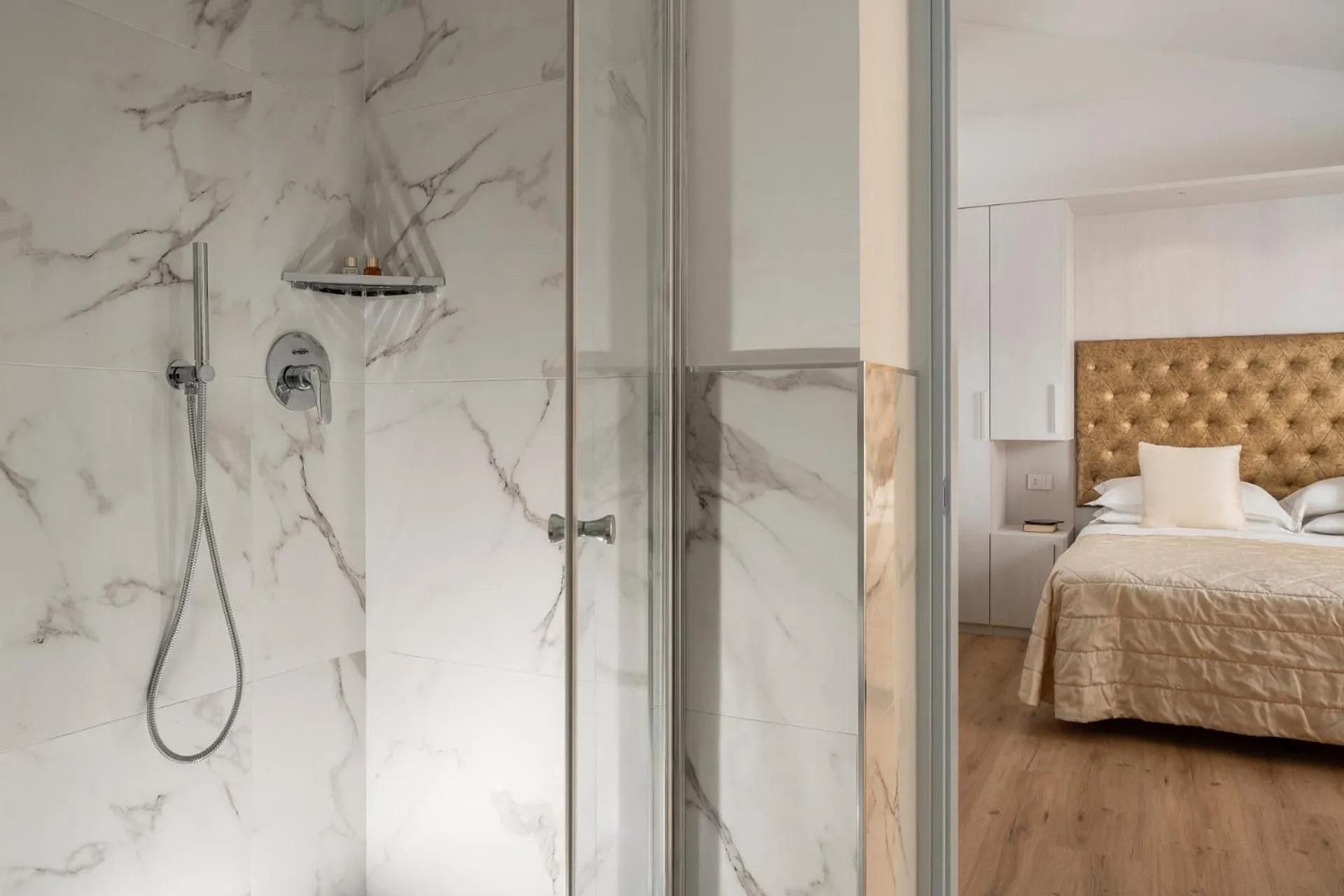 Shower, Bed in Albergo Rossini 1936