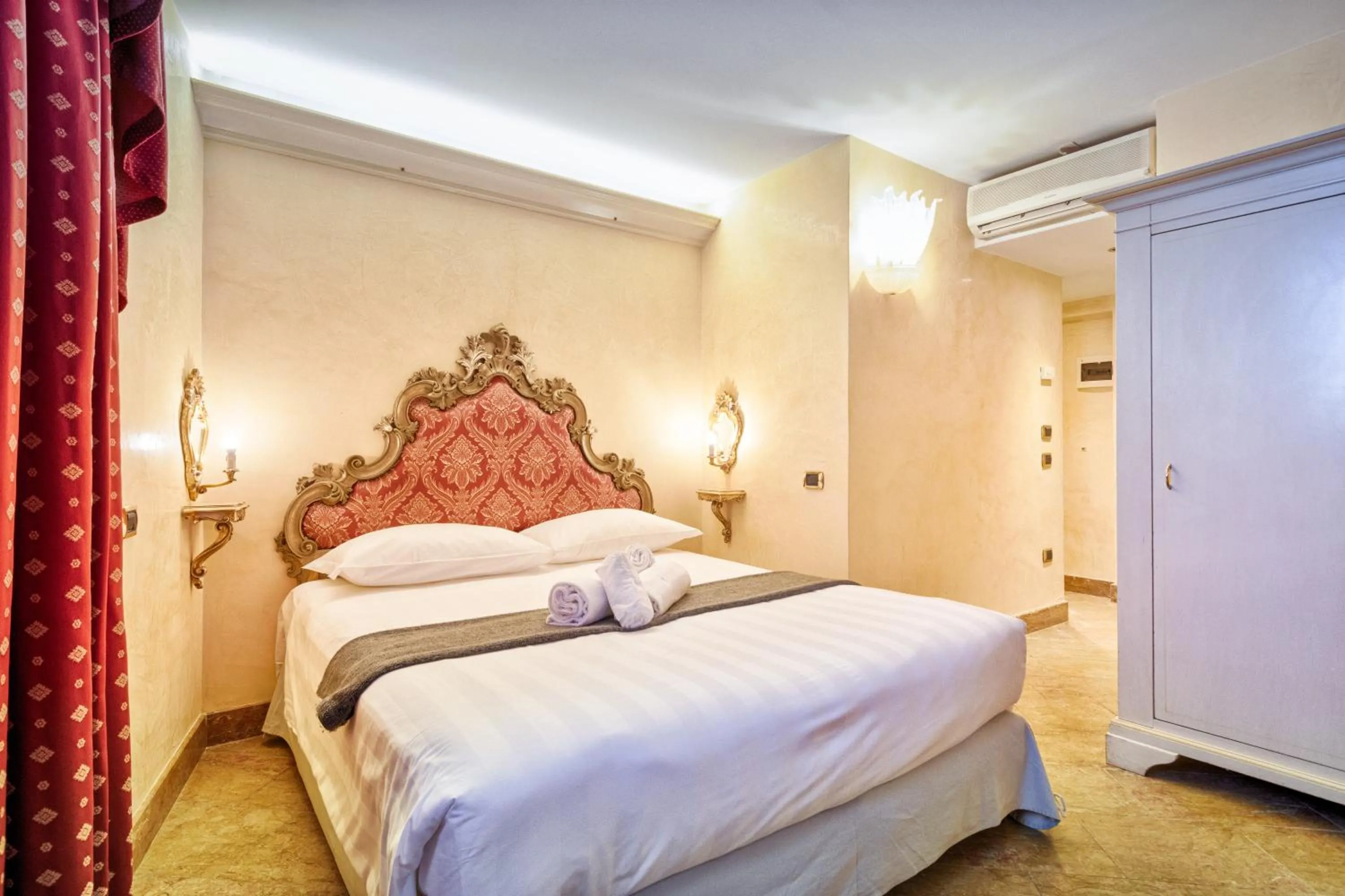 Photo of the whole room, Bed in Hotel Vecellio Venice on the Lagoon