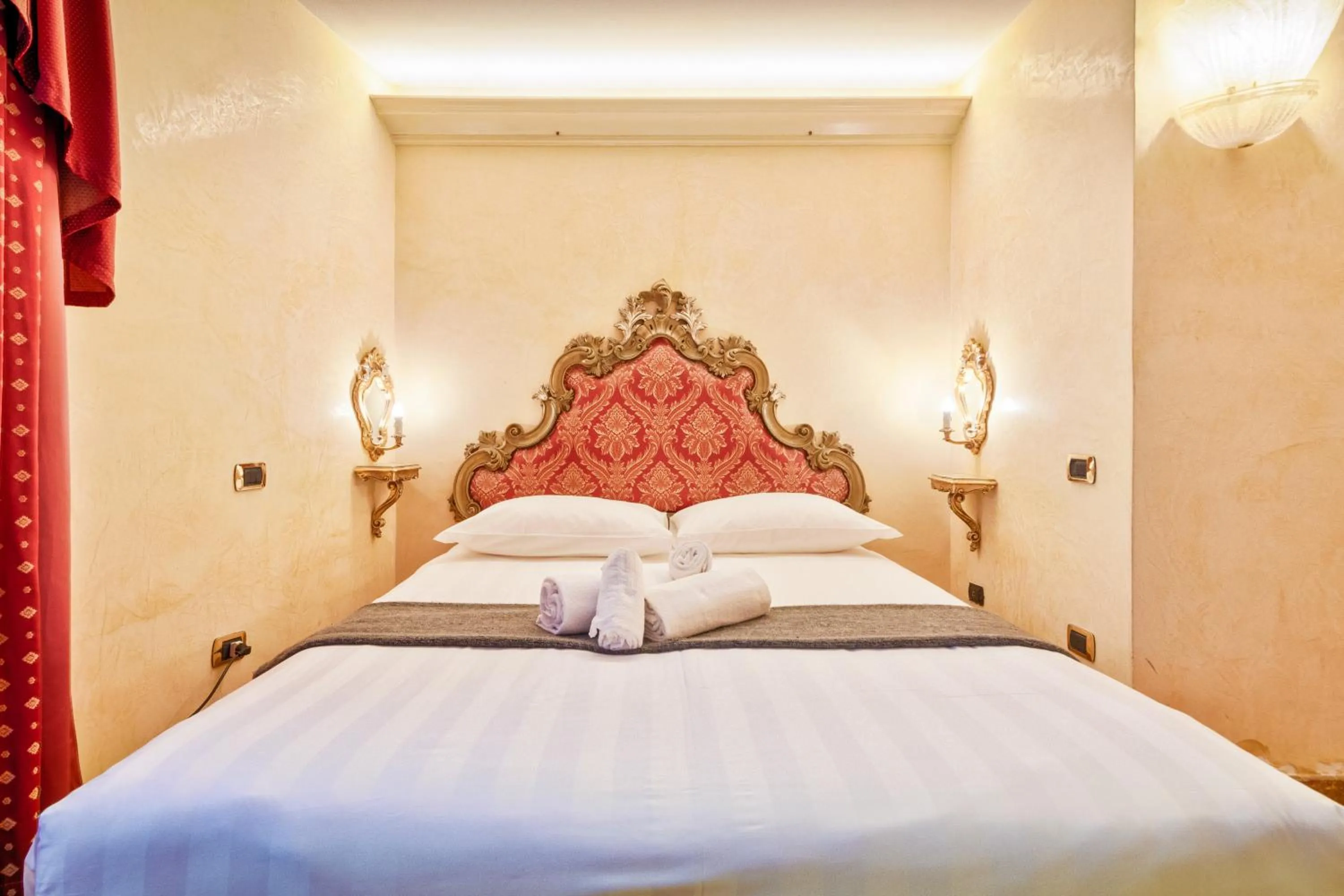 Bed in Hotel Vecellio Venice on the Lagoon