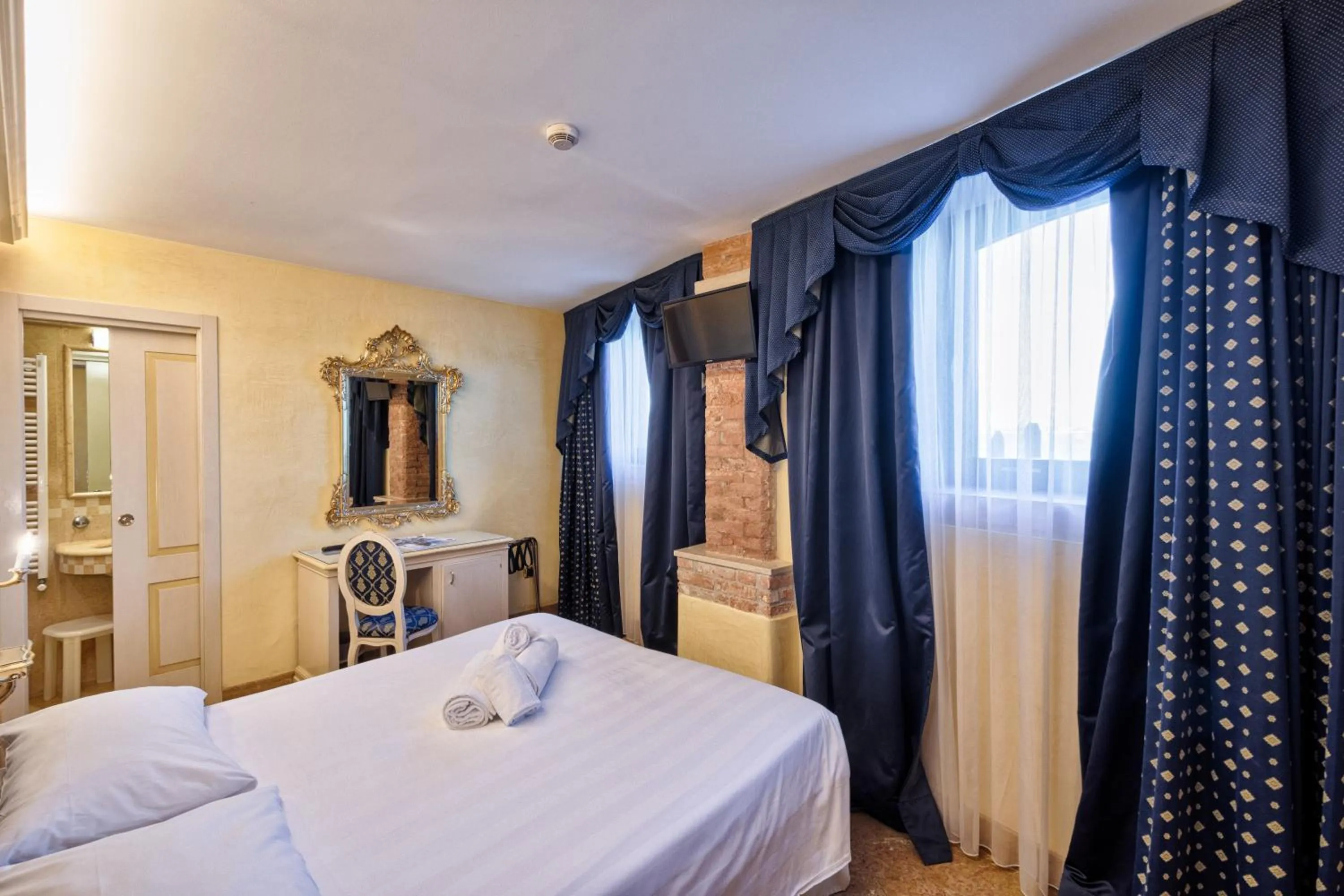 Photo of the whole room, Bed in Hotel Vecellio Venice on the Lagoon