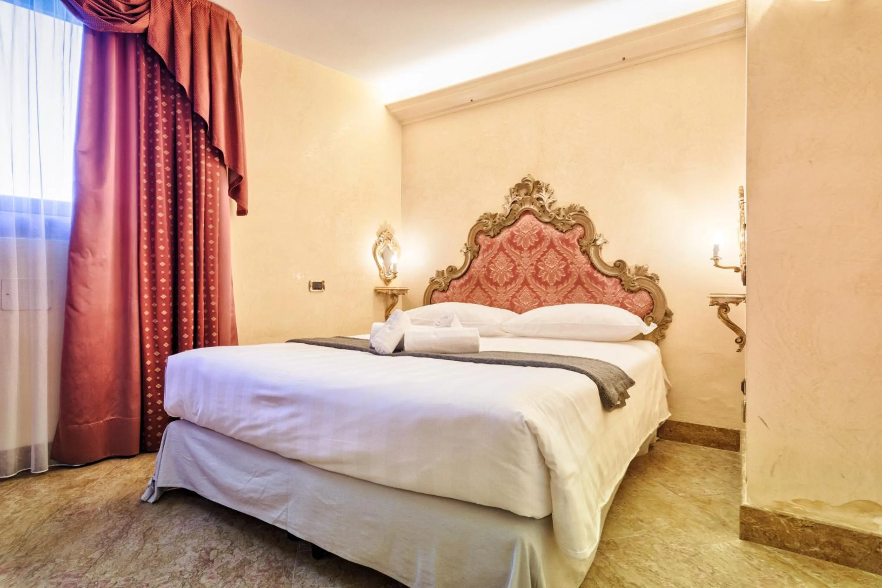 Photo of the whole room, Bed in Hotel Vecellio Venice on the Lagoon