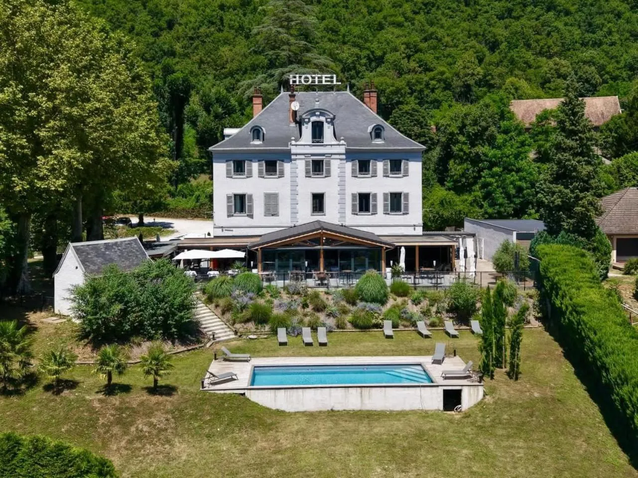 Property building in Hôtel Restaurant Le Repère