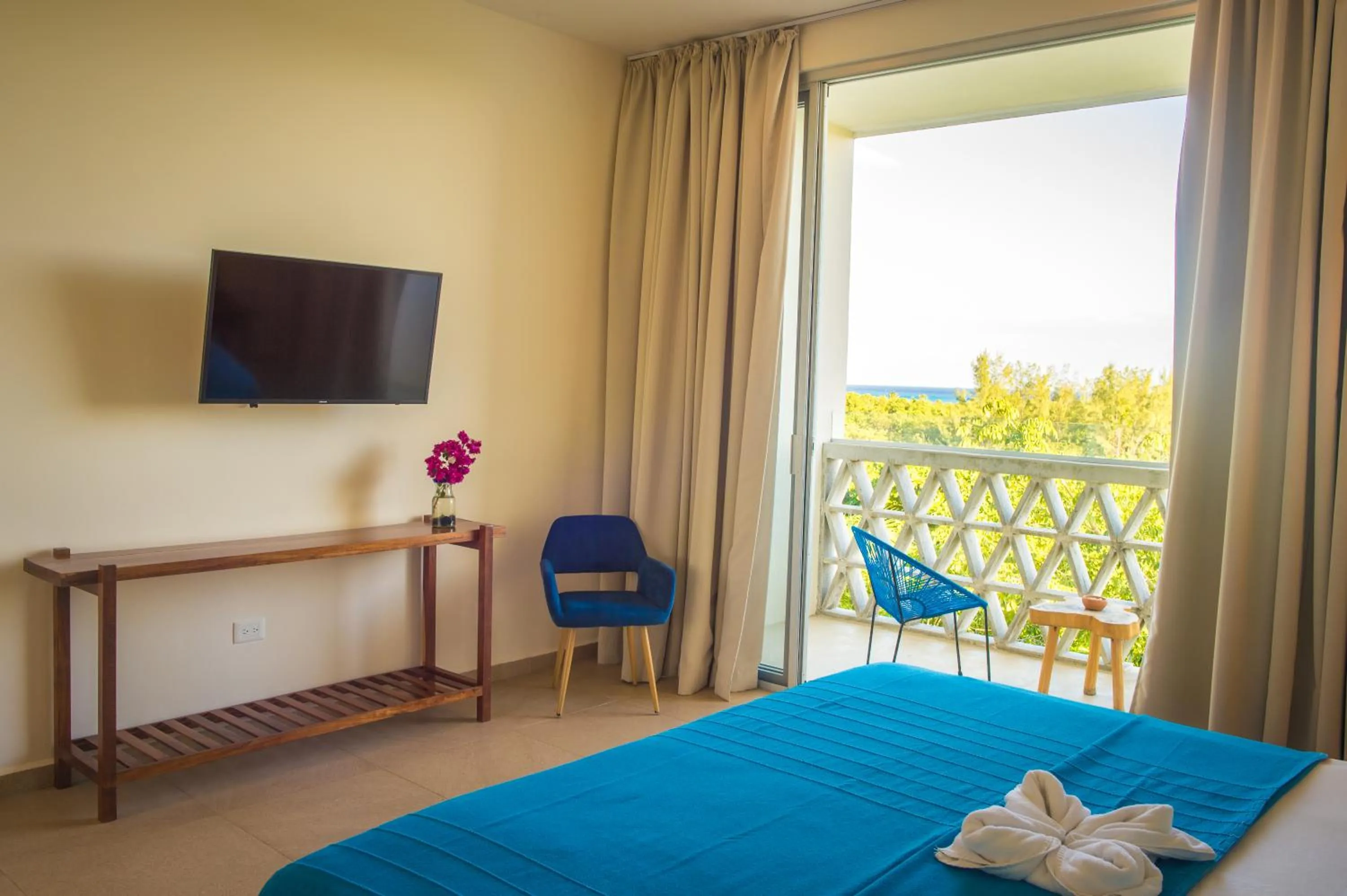 Communal lounge/ TV room, Bed in Suites Cielo y Mar