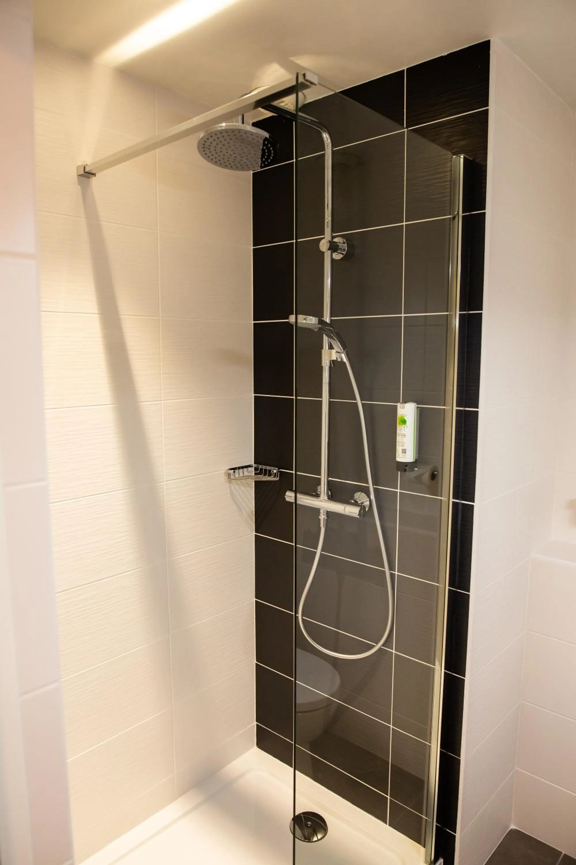 Shower in Hotel De La Gare