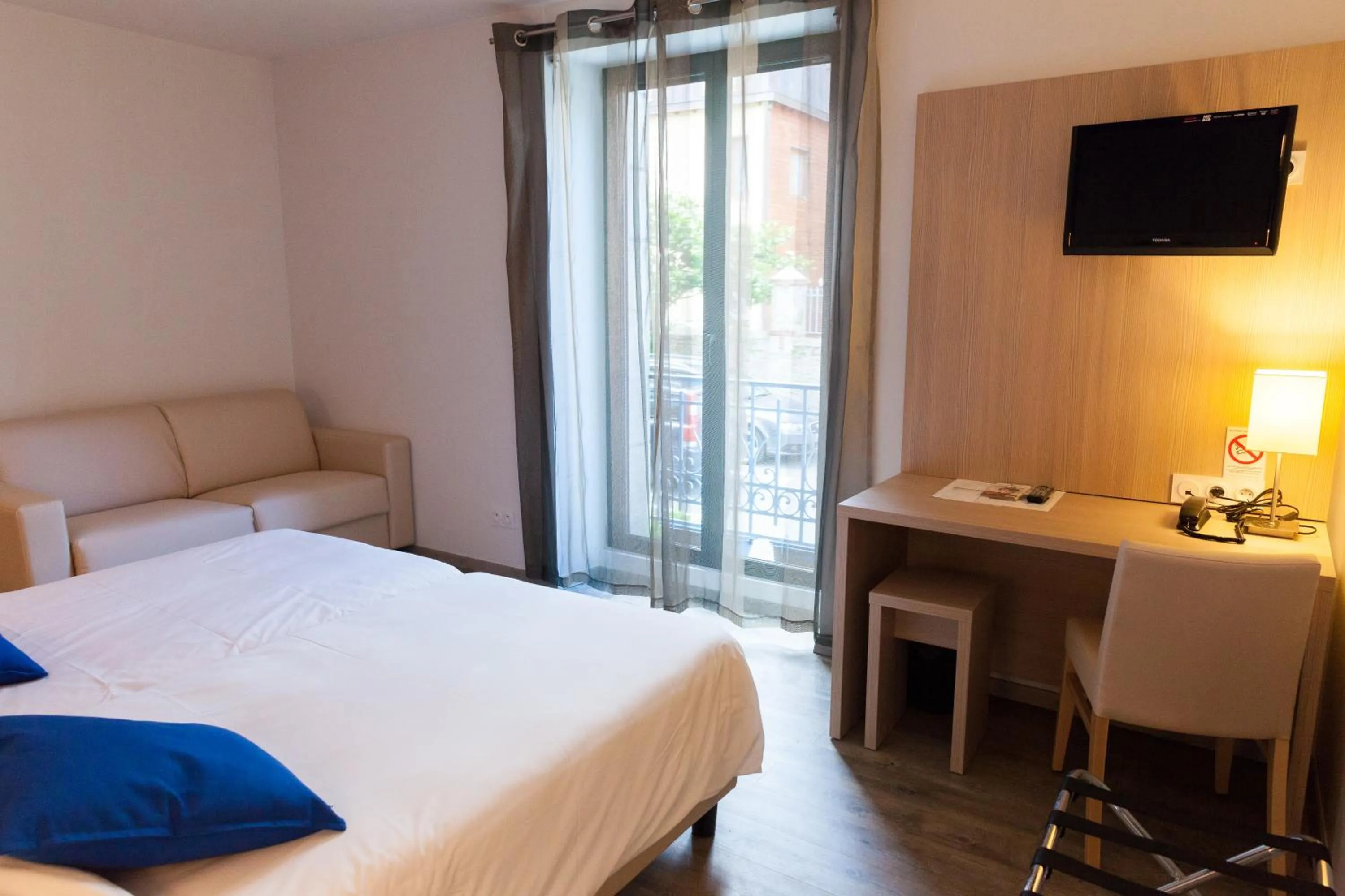 Seating area, Bed in Hotel De La Gare