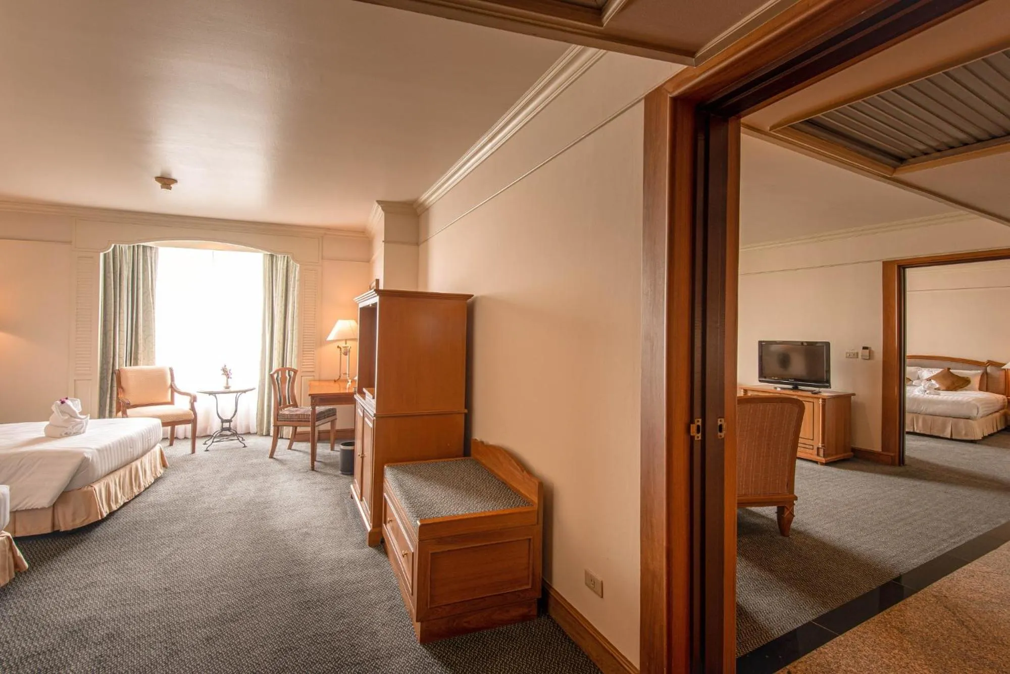 Bedroom, Bed in Montien Riverside Hotel Bangkok