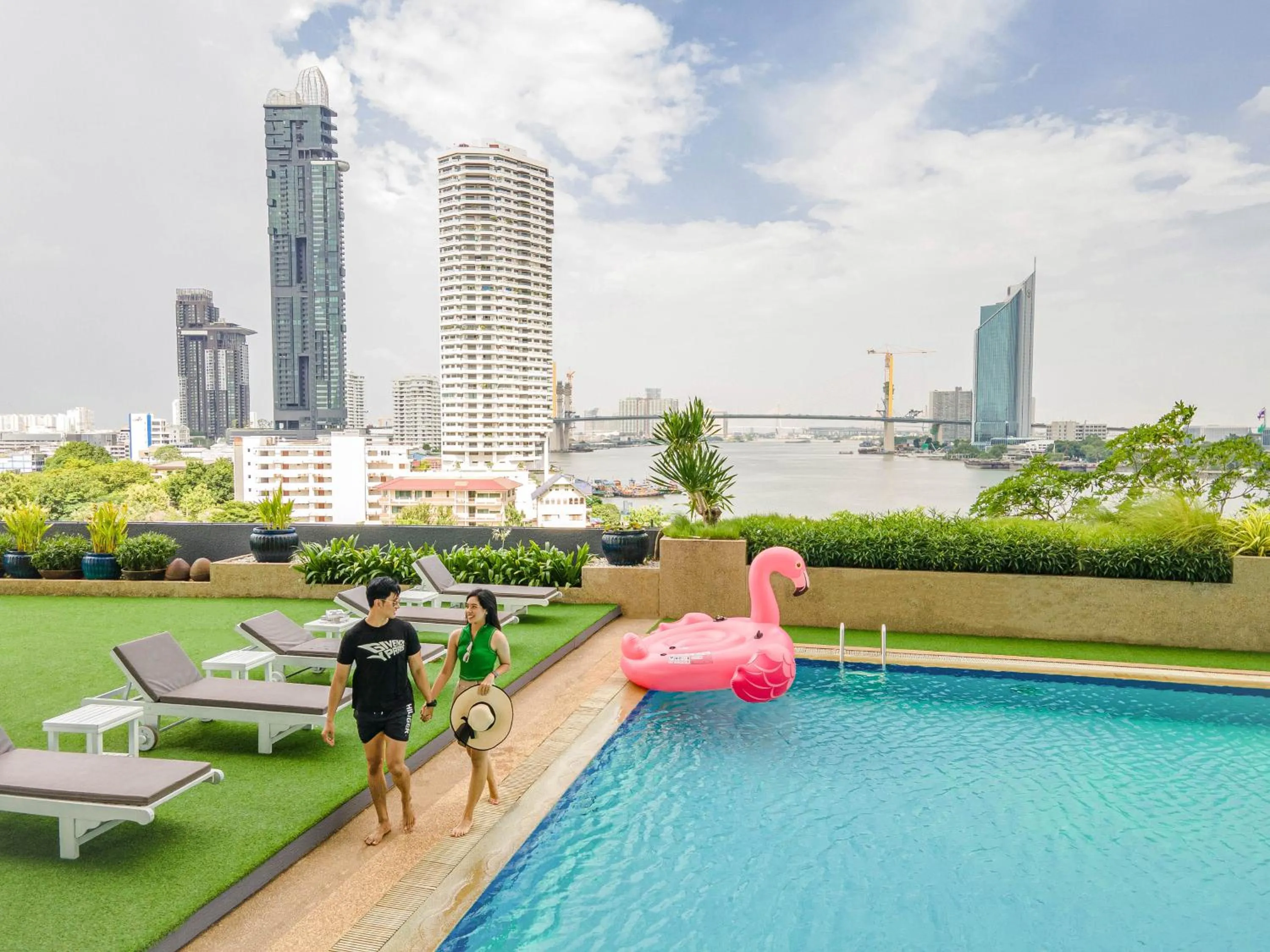 Swimming pool in Montien Riverside Hotel Bangkok