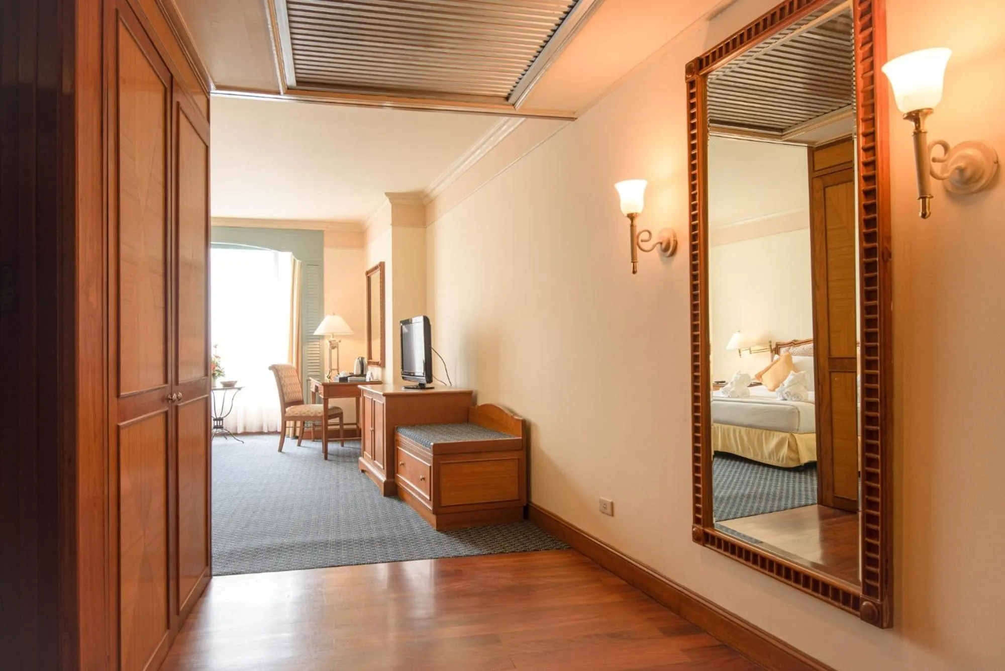 Bed in Montien Riverside Hotel Bangkok