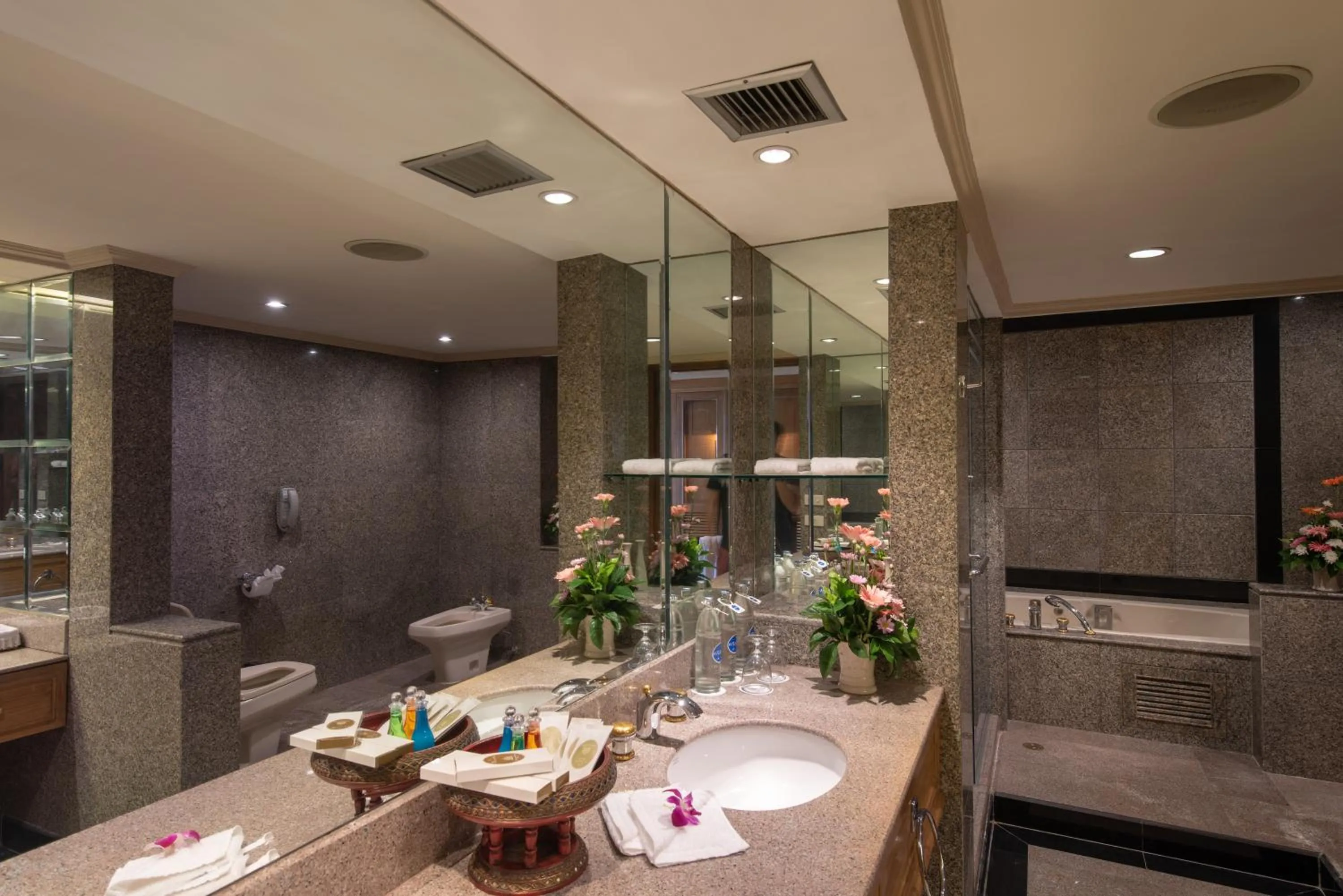 Bathroom in Montien Riverside Hotel Bangkok