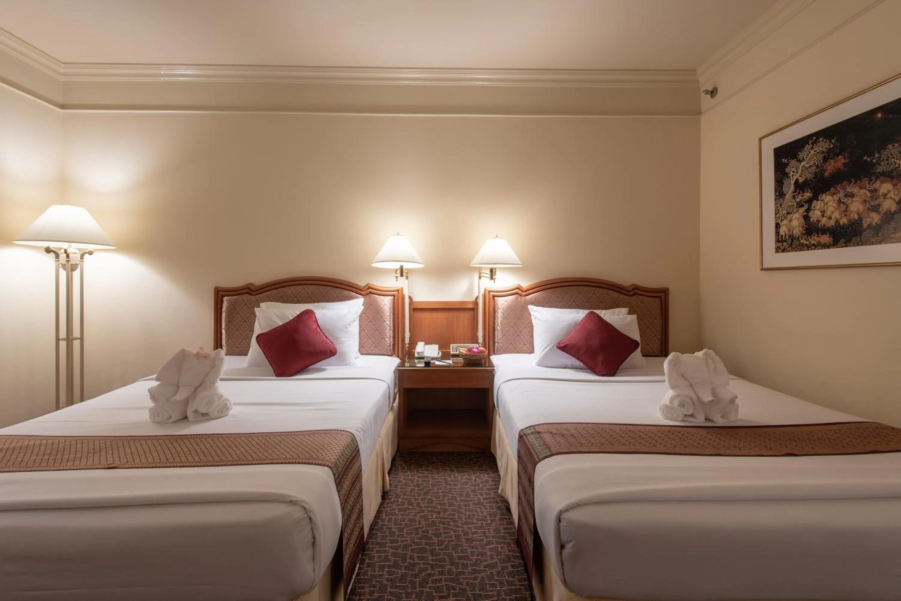 Bed in Montien Riverside Hotel Bangkok