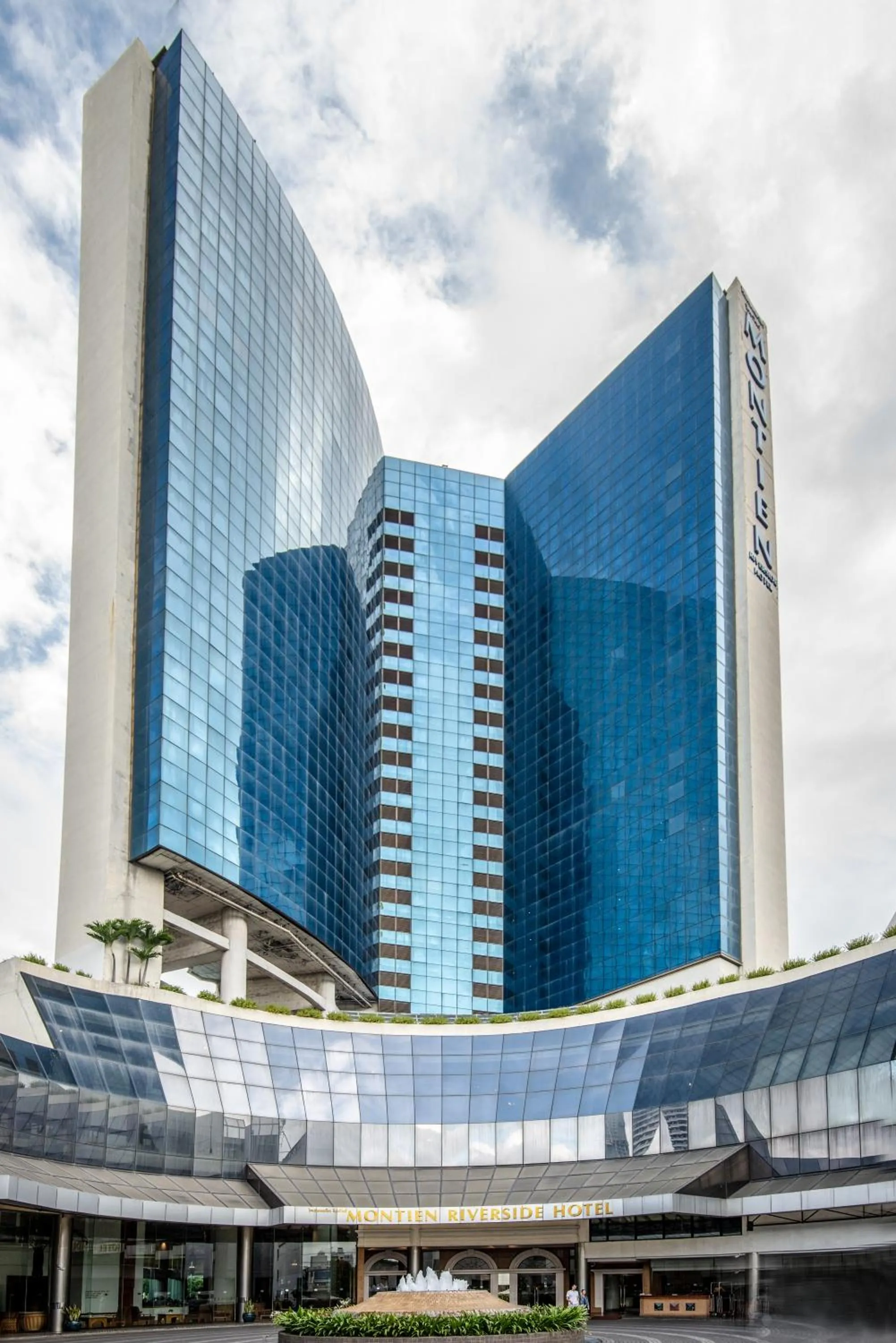Facade/entrance in Montien Riverside Hotel Bangkok