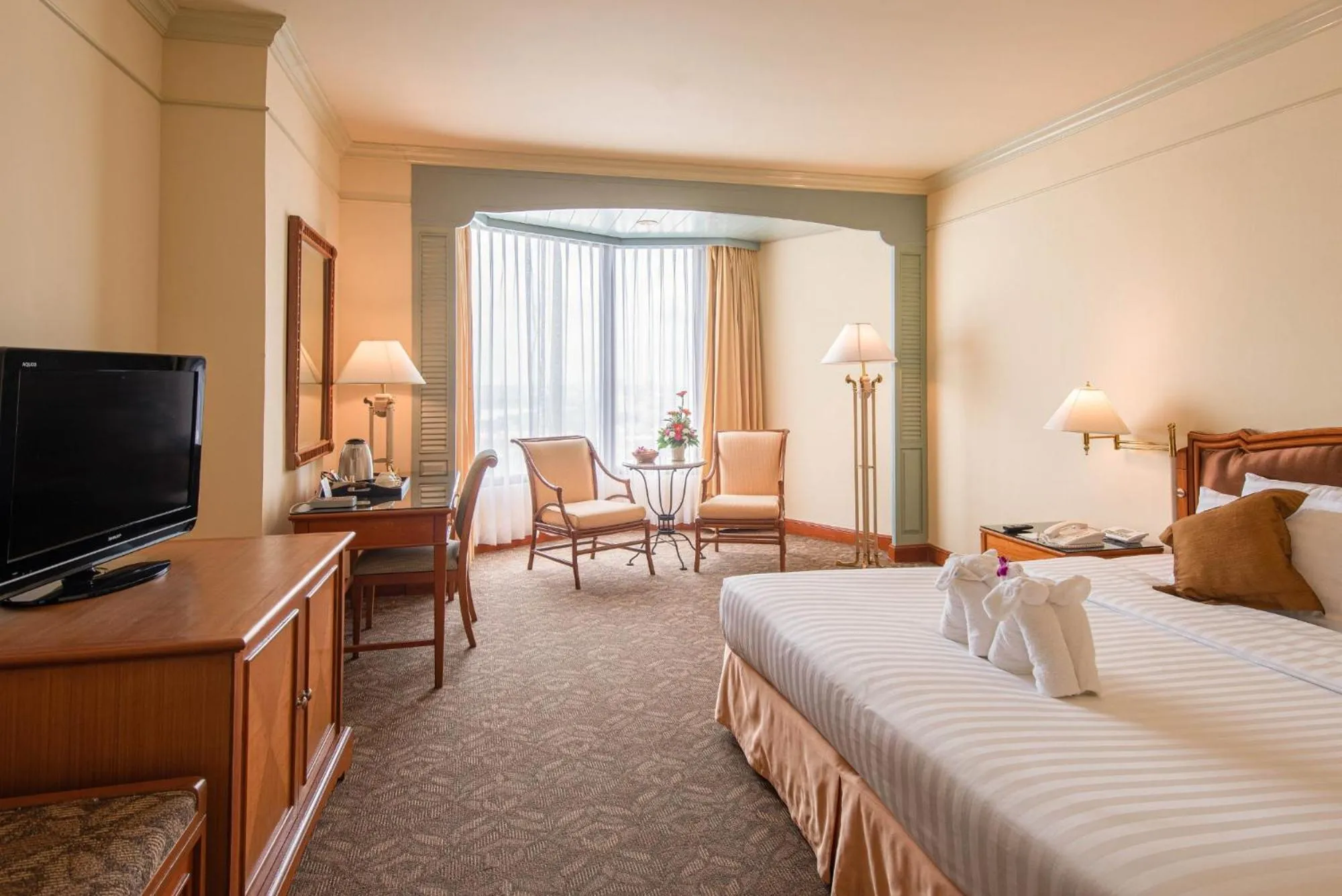 Bed in Montien Riverside Hotel Bangkok