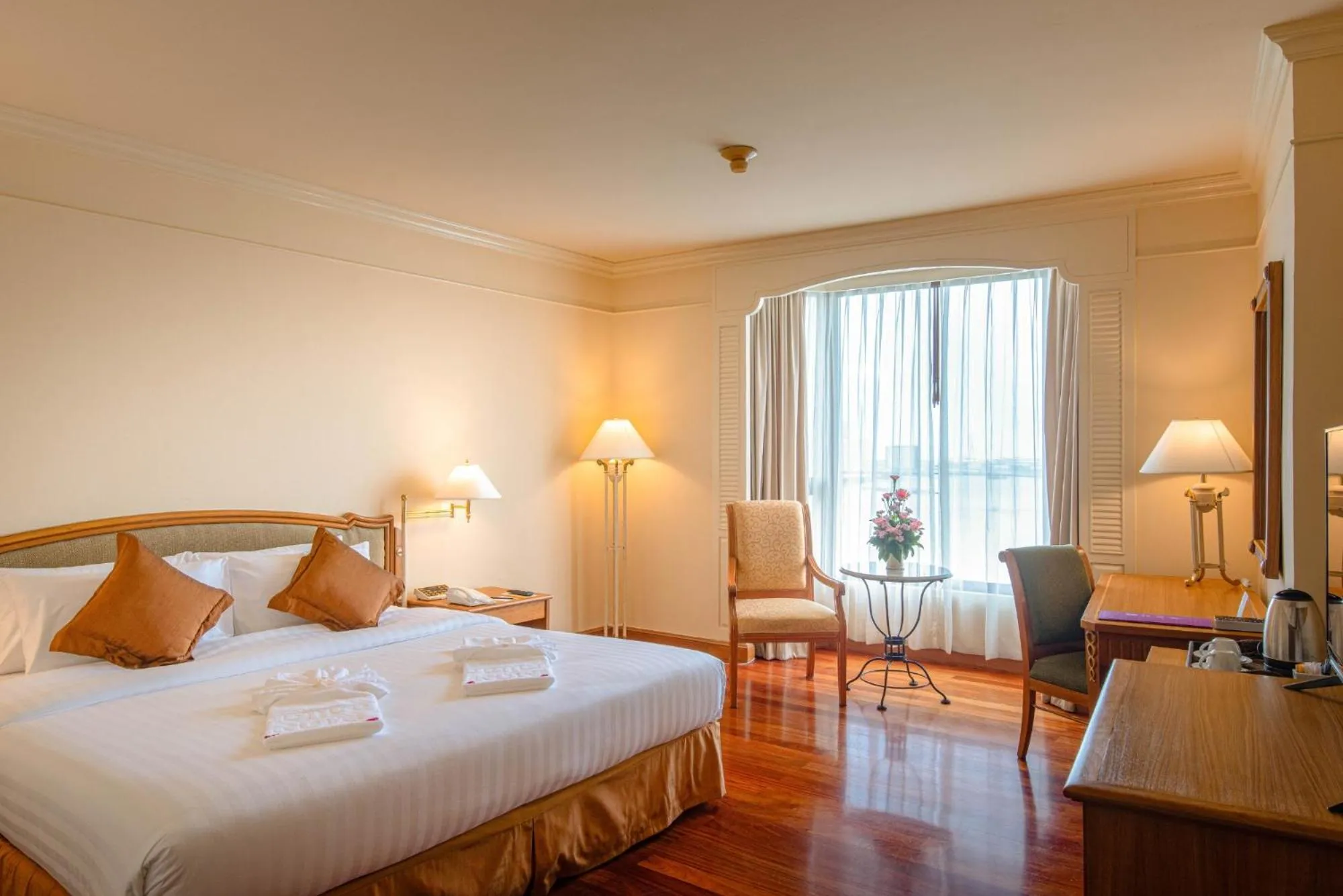 Bed in Montien Riverside Hotel Bangkok