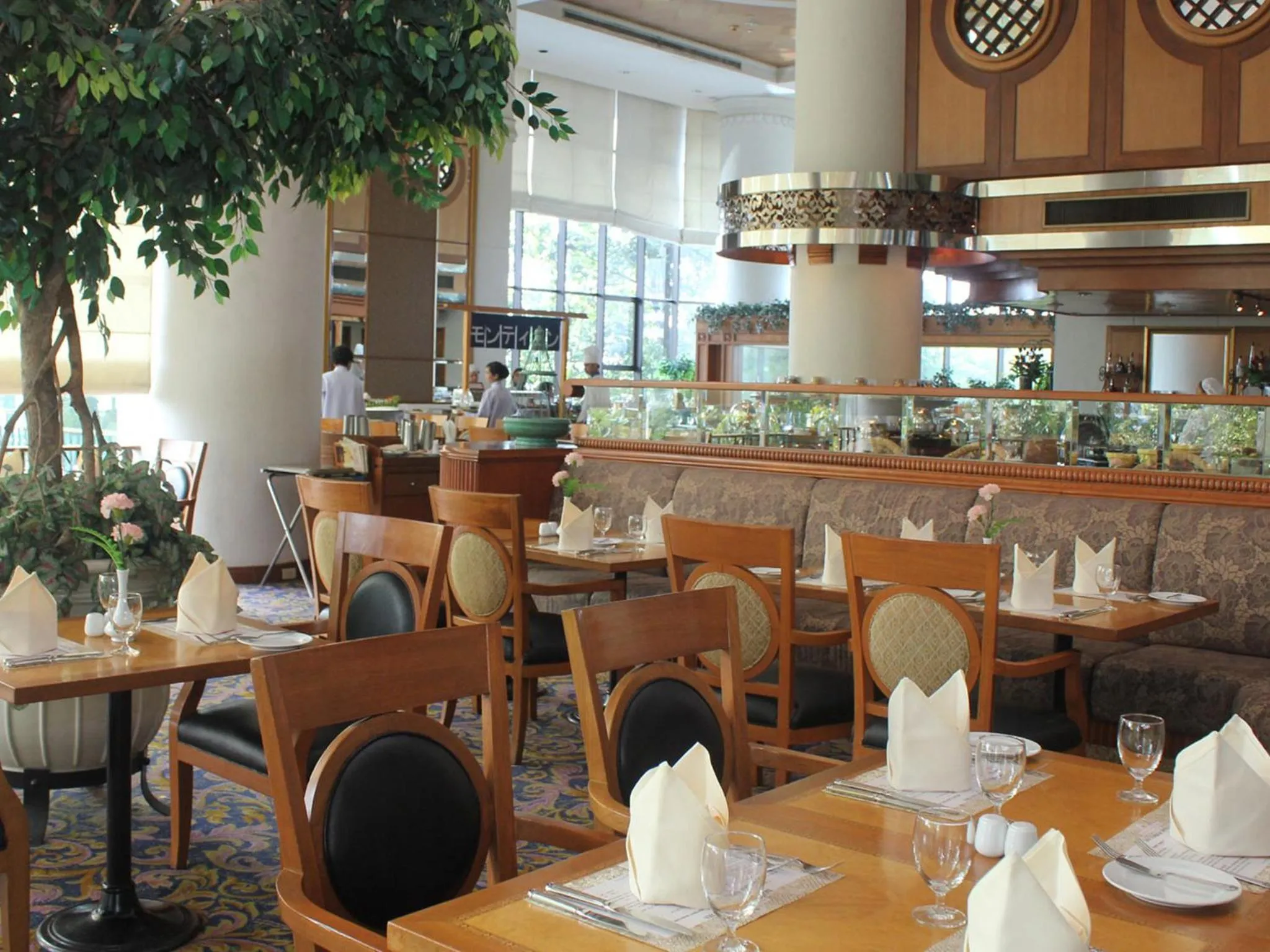 Restaurant/places to eat in Montien Riverside Hotel Bangkok