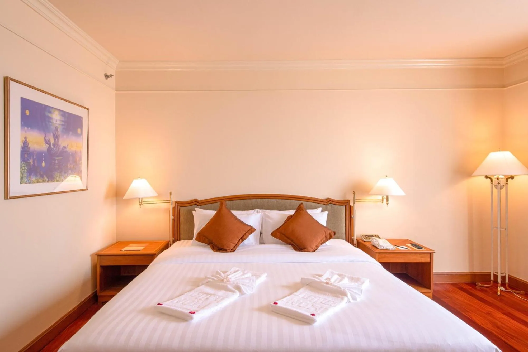 Bed in Montien Riverside Hotel Bangkok