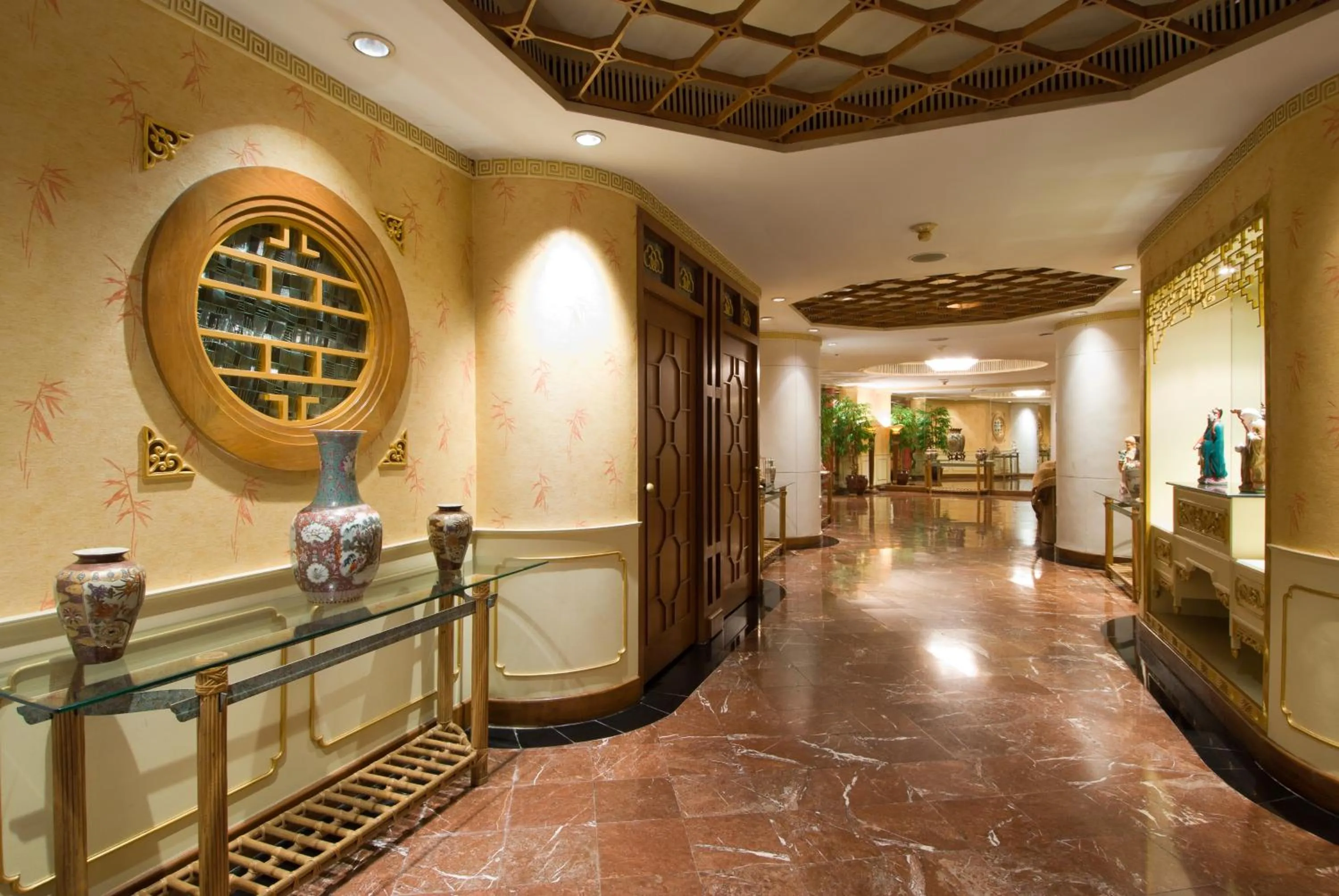 Restaurant/places to eat in Montien Riverside Hotel Bangkok