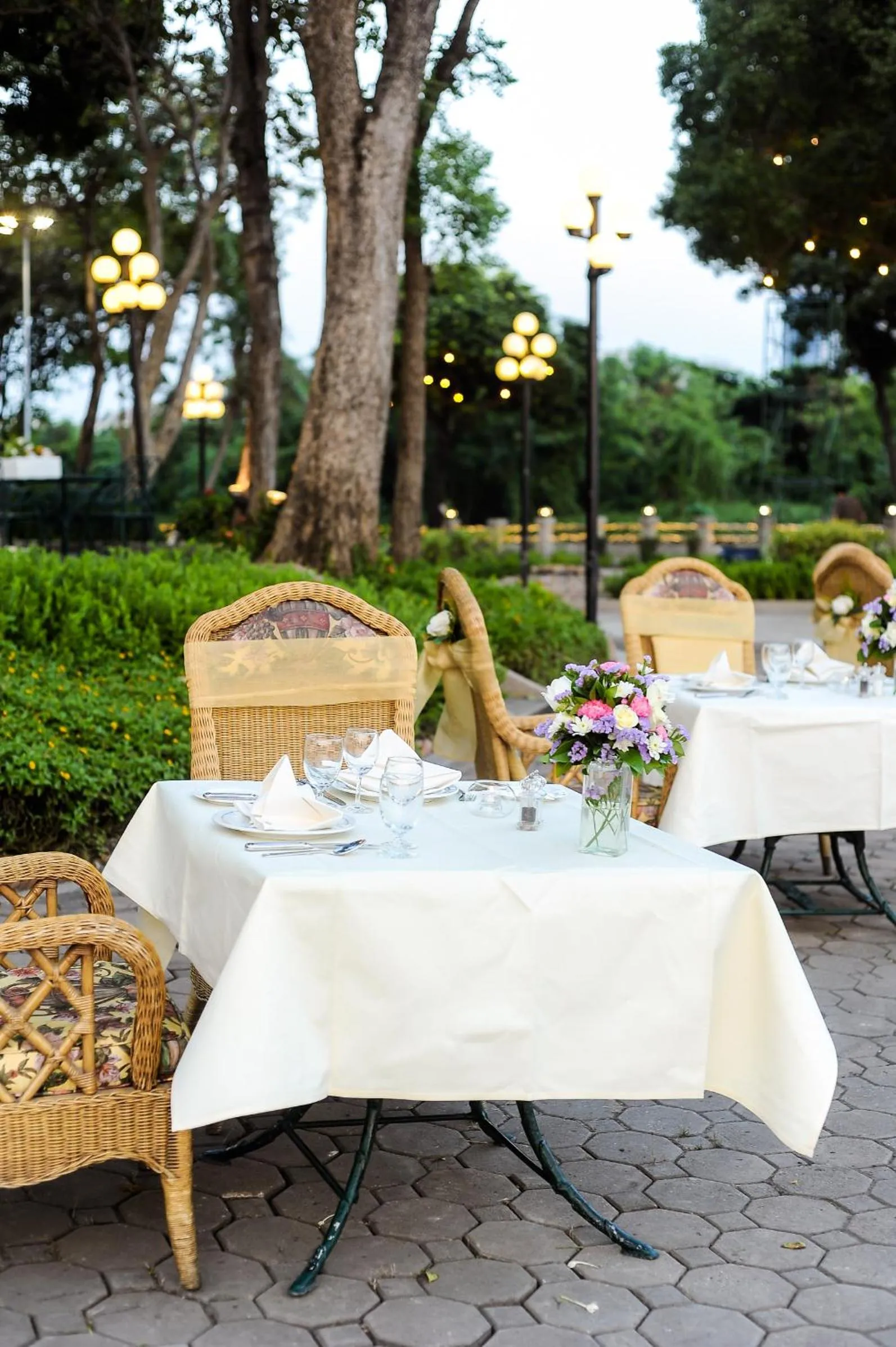 Restaurant/places to eat in Montien Riverside Hotel Bangkok